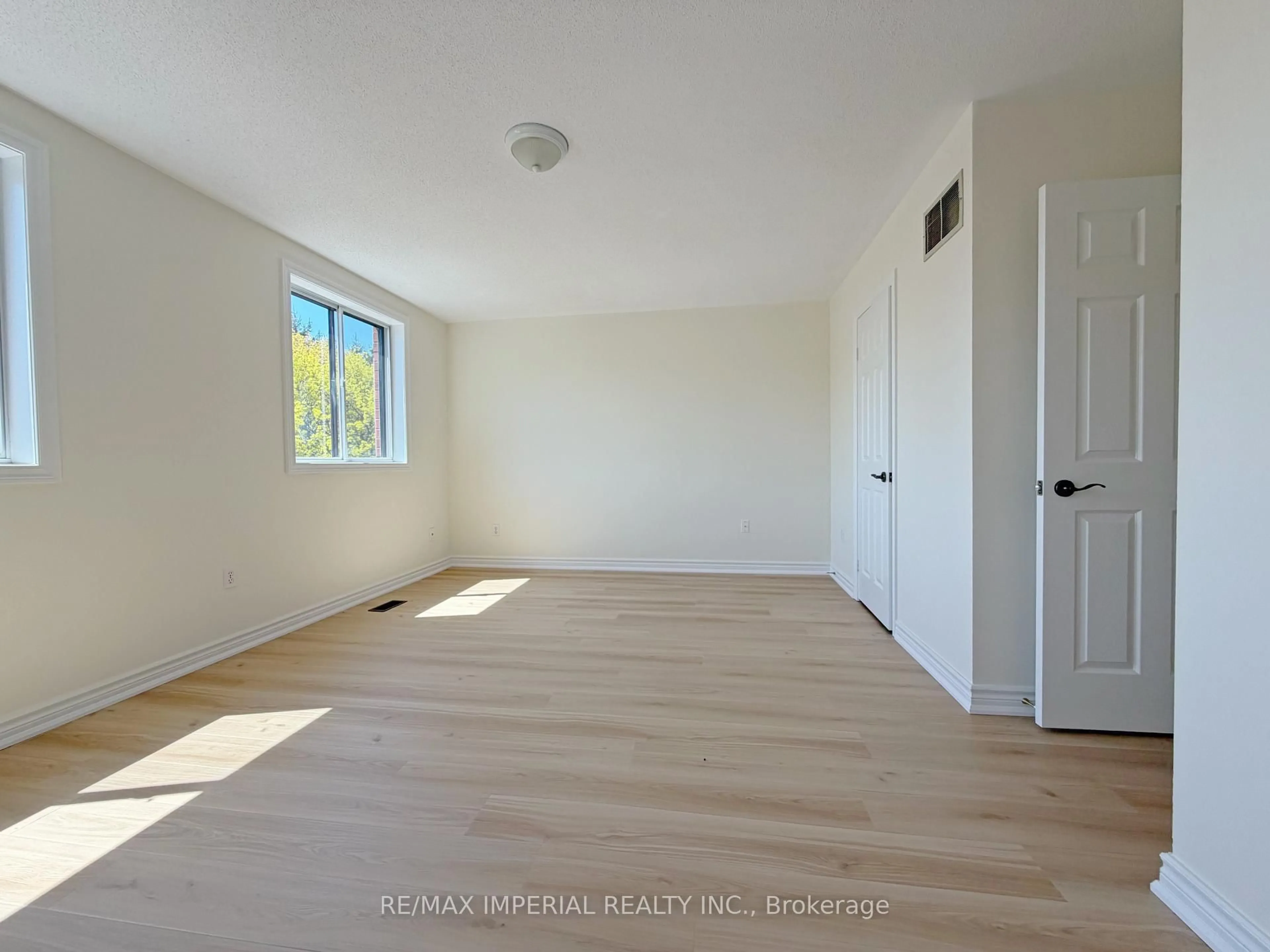 A pic of a room for 623-623A The Queensway, Toronto Ontario M8Y 1K4
