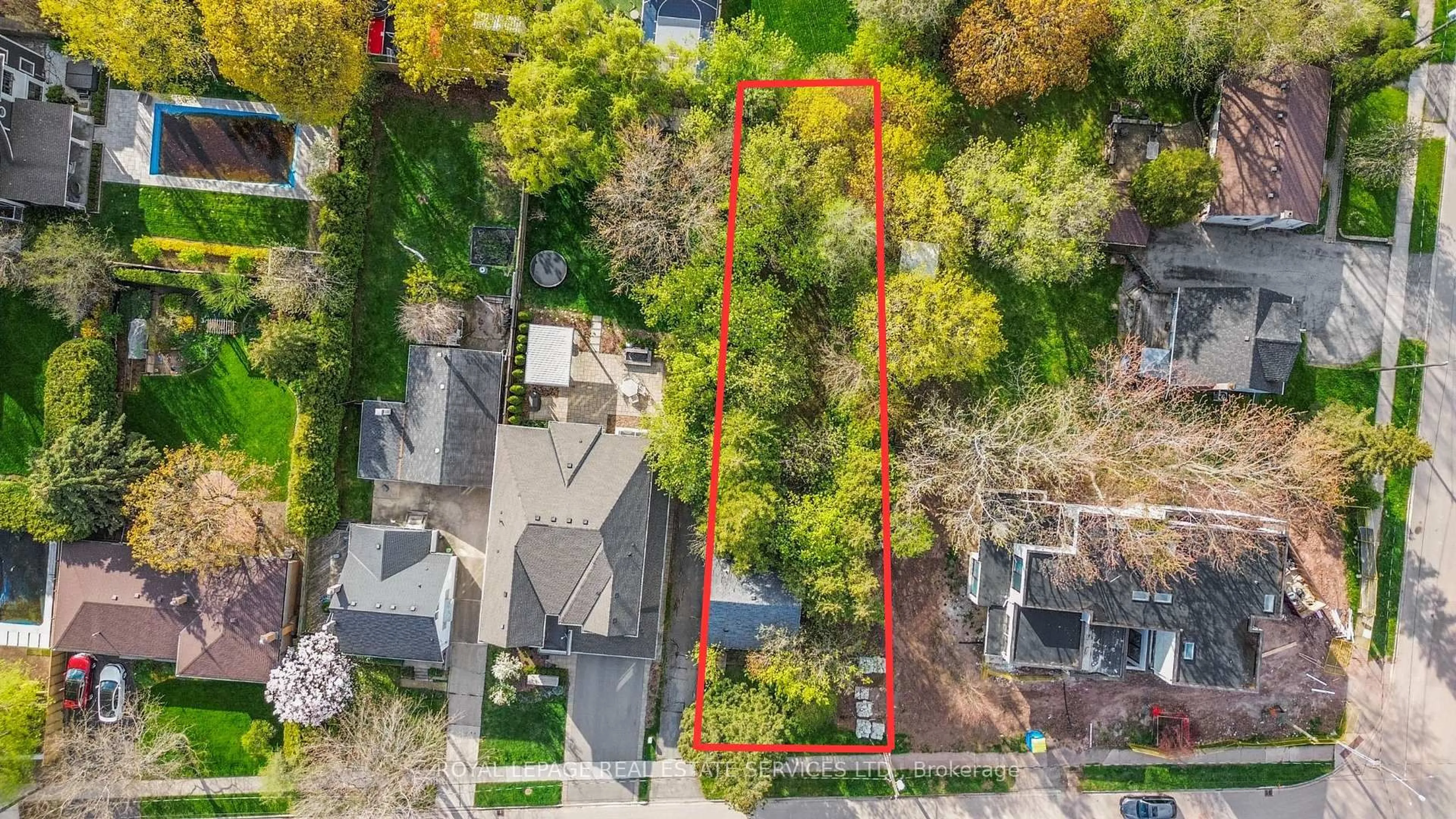 A pic from outside/outdoor area/front of a property/back of a property/a pic from drone, street for 218 Jennings Cres, Oakville Ontario L6L 1W1