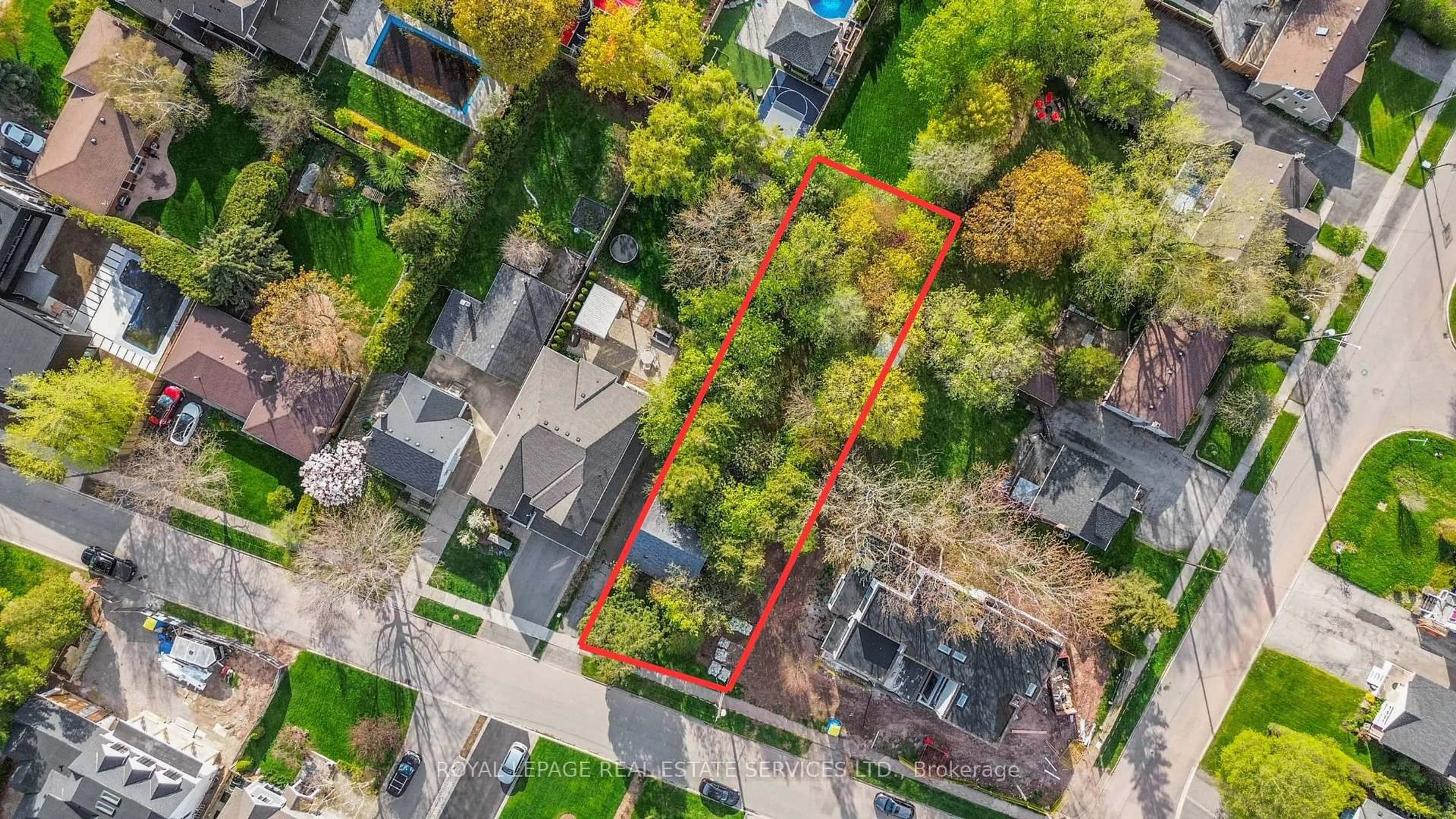 A pic from outside/outdoor area/front of a property/back of a property/a pic from drone, street for 218 Jennings Cres, Oakville Ontario L6L 1W1