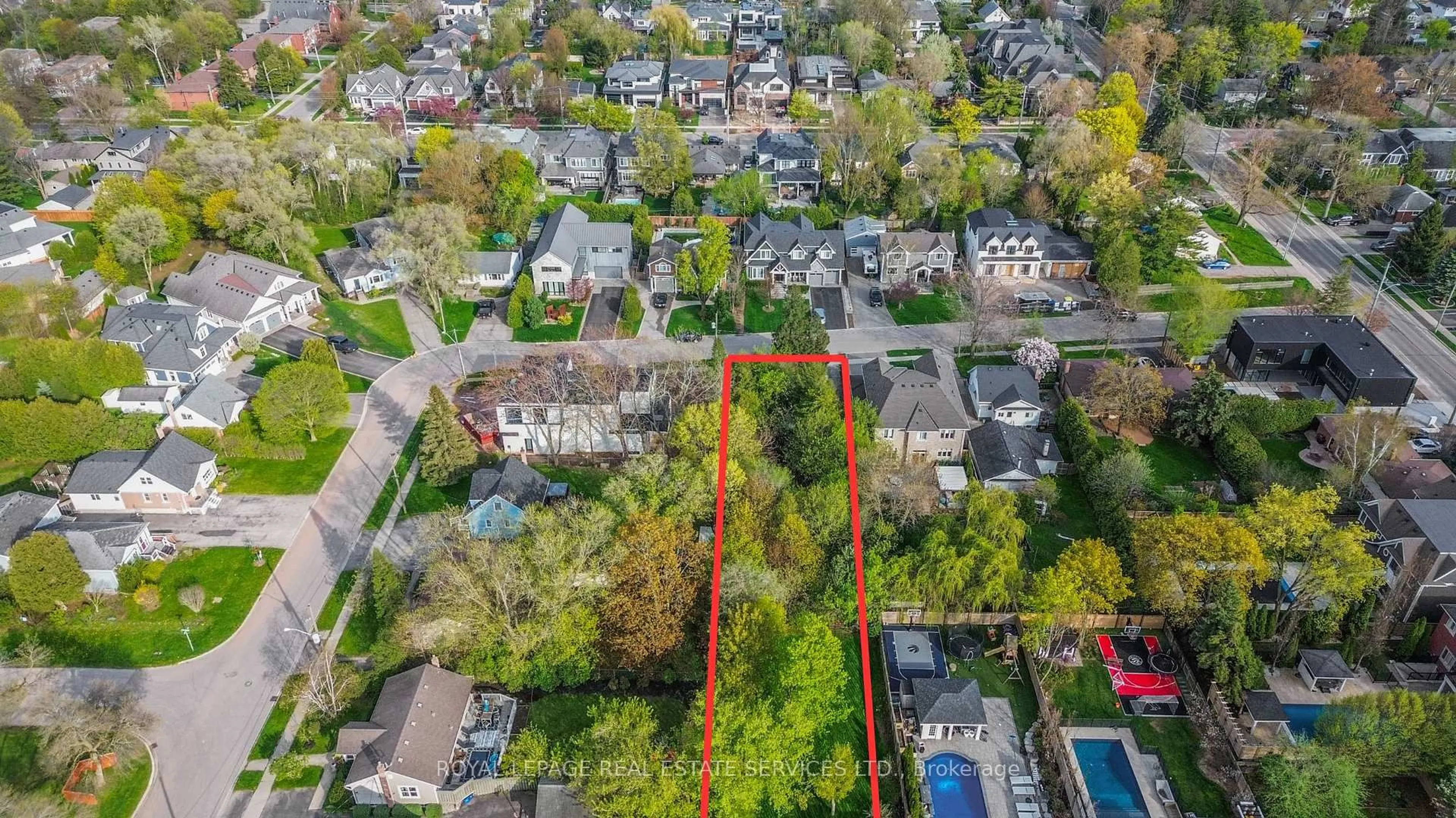 A pic from outside/outdoor area/front of a property/back of a property/a pic from drone, street for 218 Jennings Cres, Oakville Ontario L6L 1W1