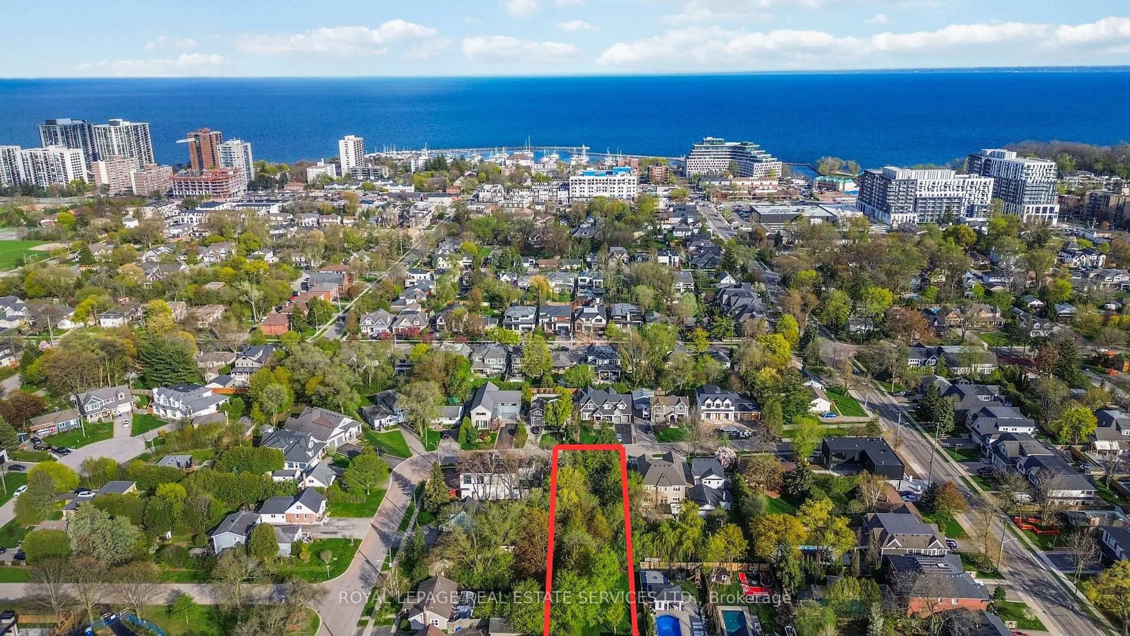 A pic from outside/outdoor area/front of a property/back of a property/a pic from drone, water/lake/river/ocean view for 218 Jennings Cres, Oakville Ontario L6L 1W1