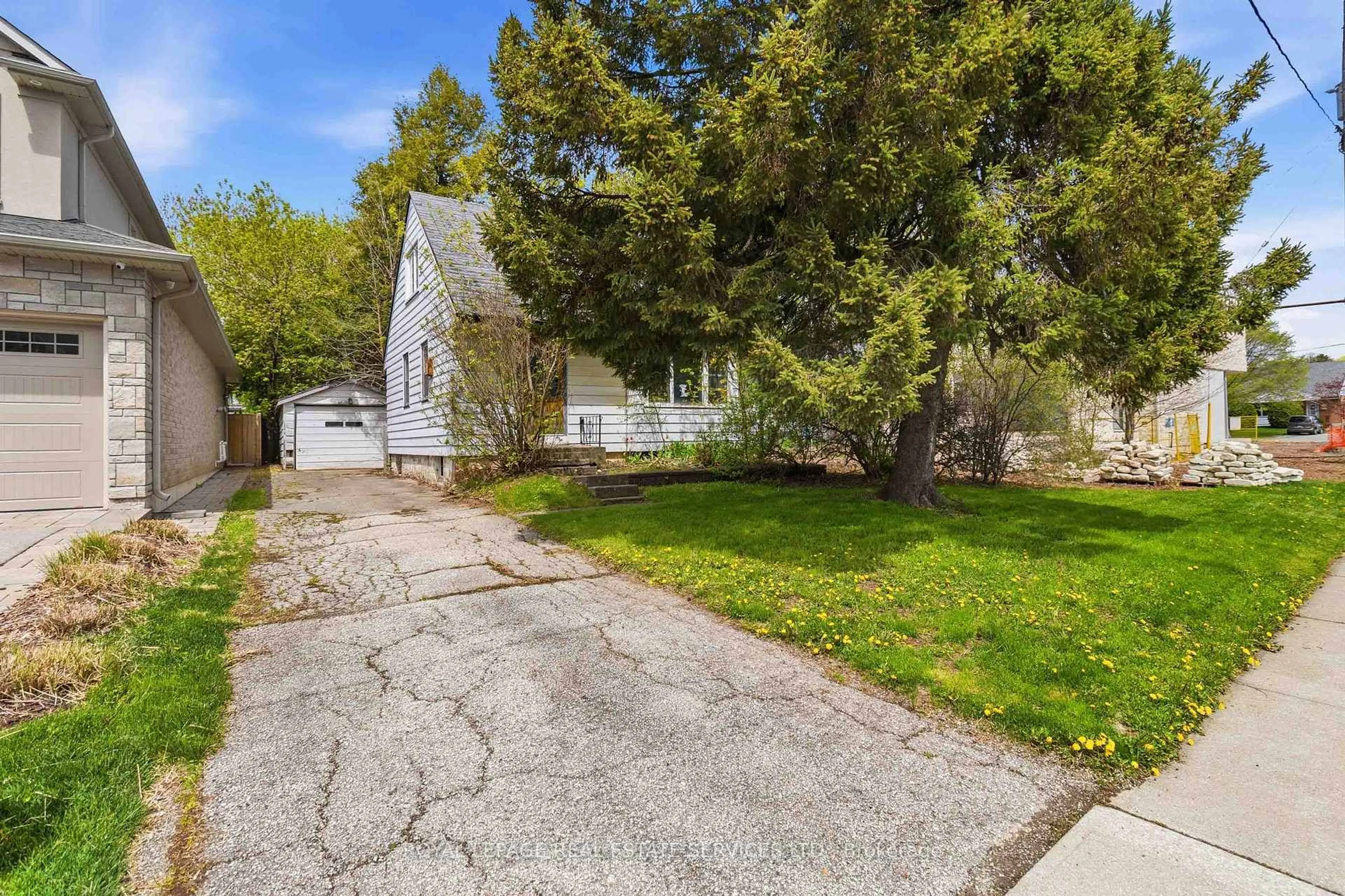 A pic from outside/outdoor area/front of a property/back of a property/a pic from drone, street for 218 Jennings Cres, Oakville Ontario L6L 1W1