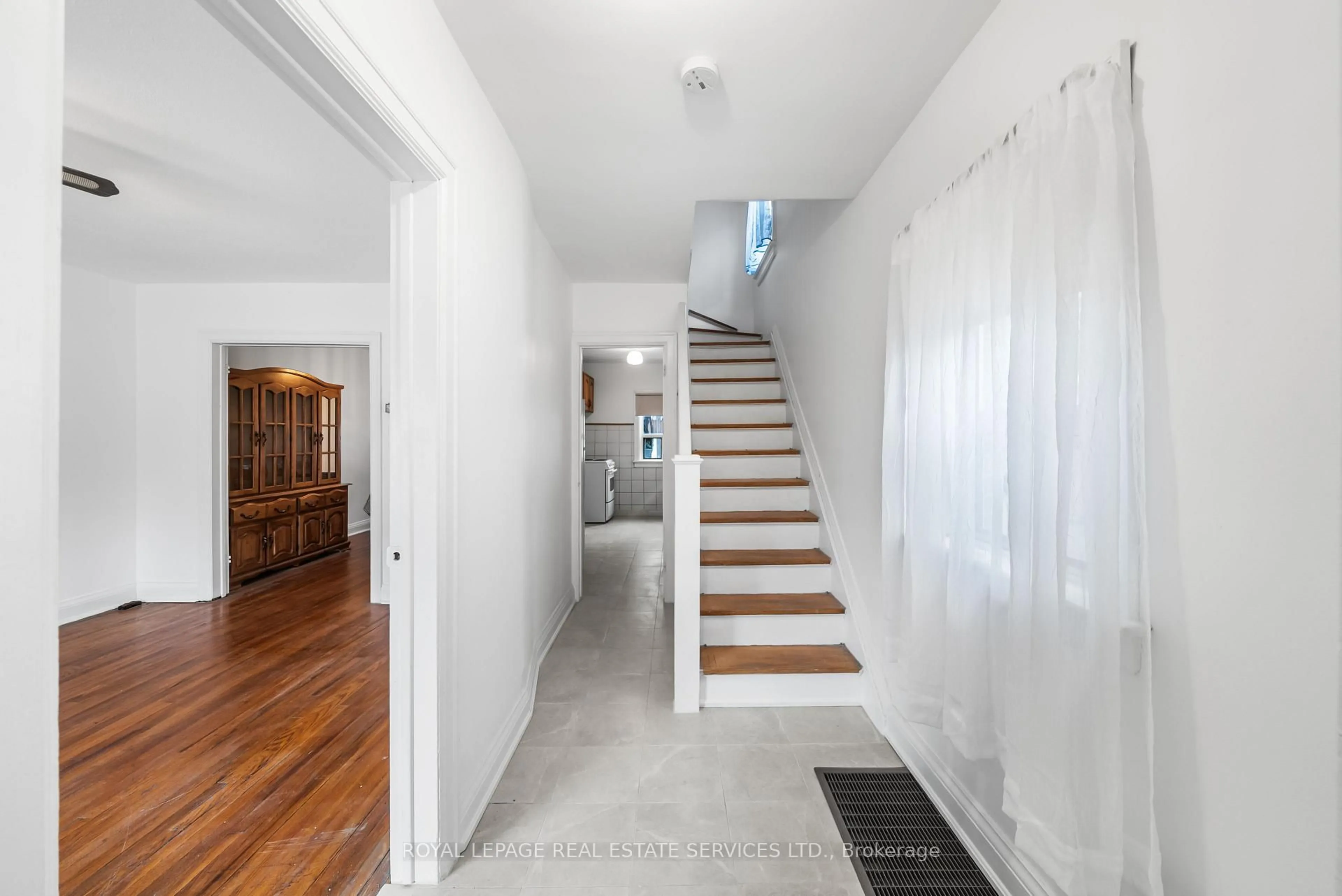 Indoor foyer for 616 Old Weston Rd, Toronto Ontario M6N 3B3