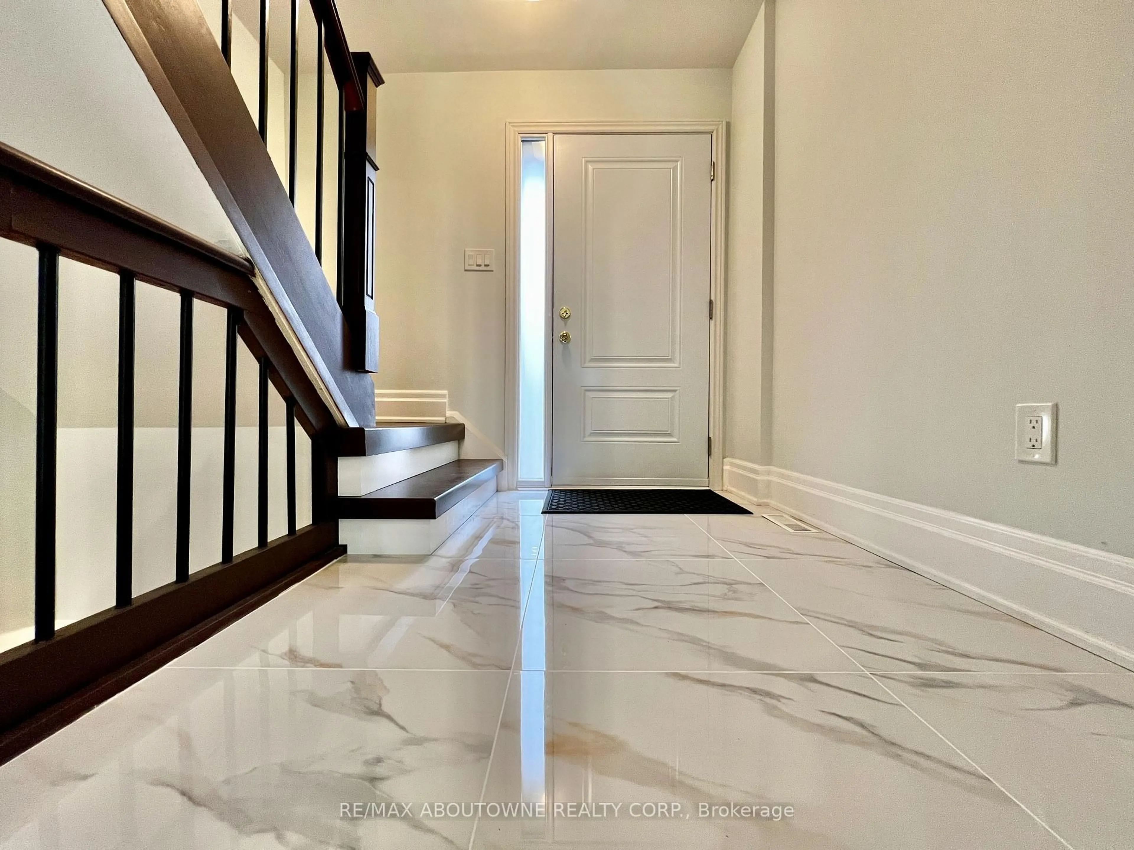 Indoor entryway for 1532 Lancaster Dr #41, Oakville Ontario L6H 2Z3