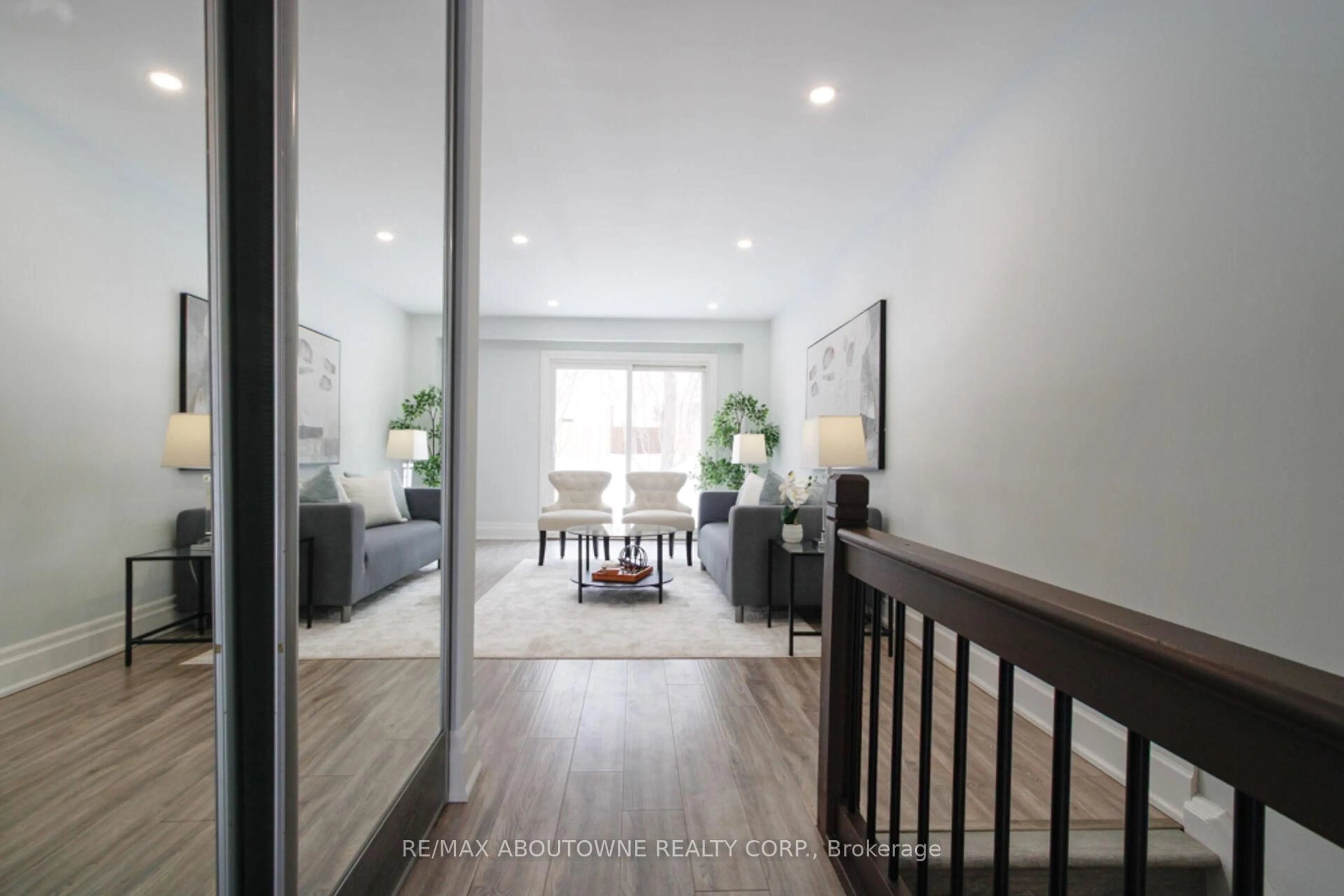 Indoor entryway for 1532 Lancaster Dr #41, Oakville Ontario L6H 2Z3