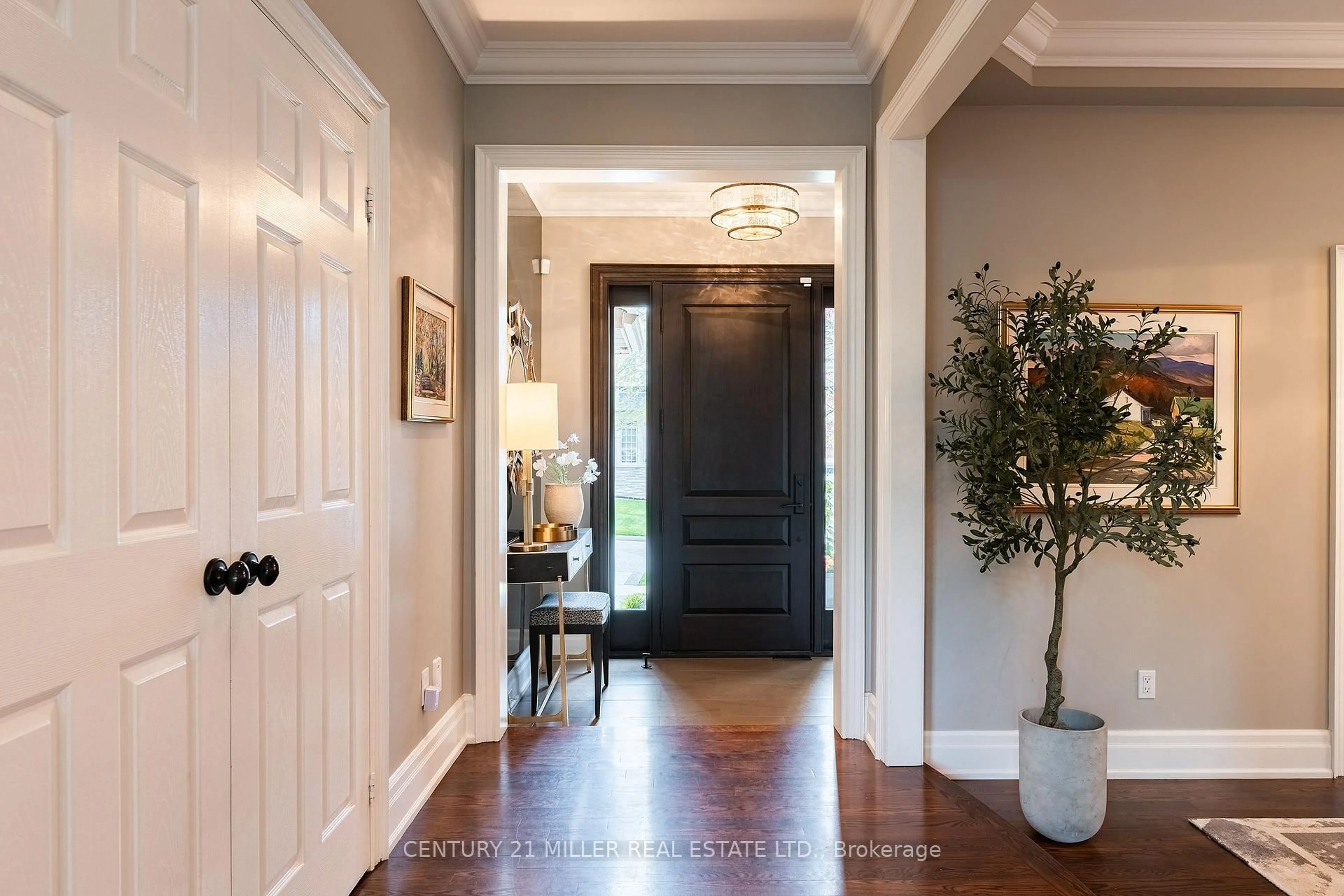 Indoor entryway for 1392 Clearwater Cres, Oakville Ontario L6H 7J5
