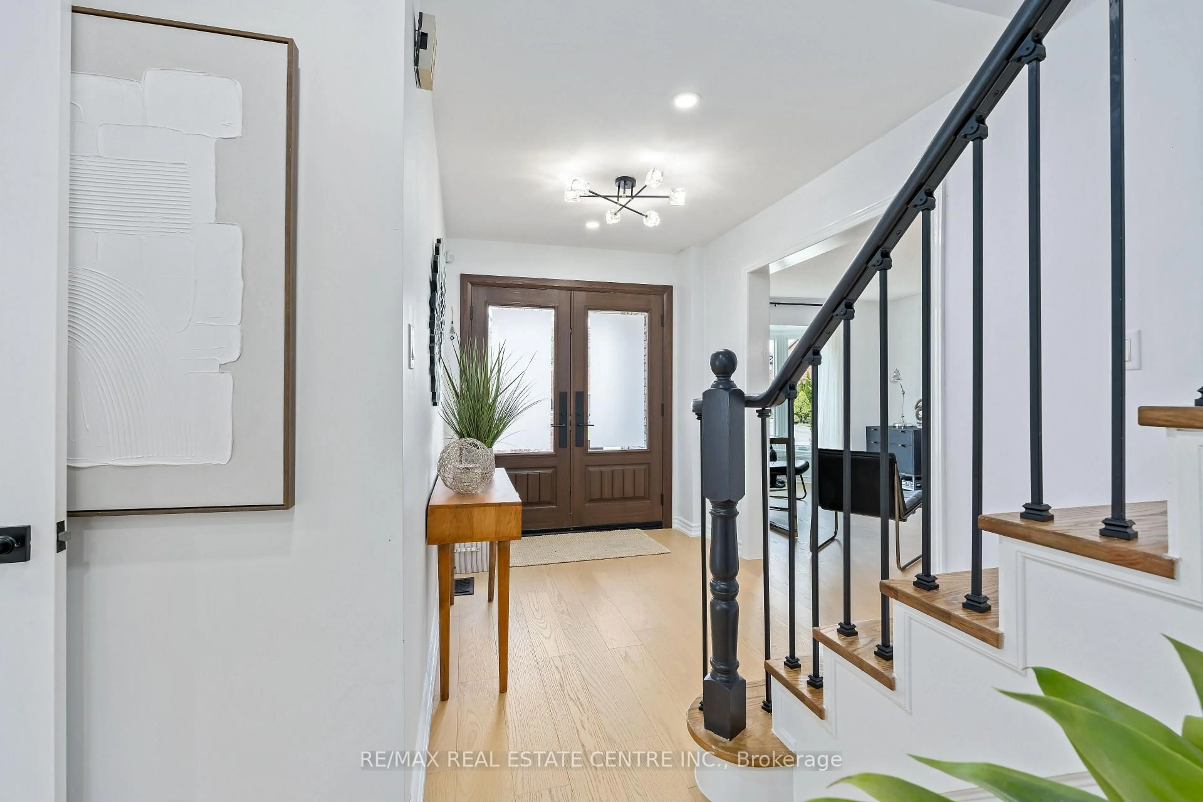 Indoor entryway for 20 Nixon Cres, Halton Hills Ontario L7G 5K2