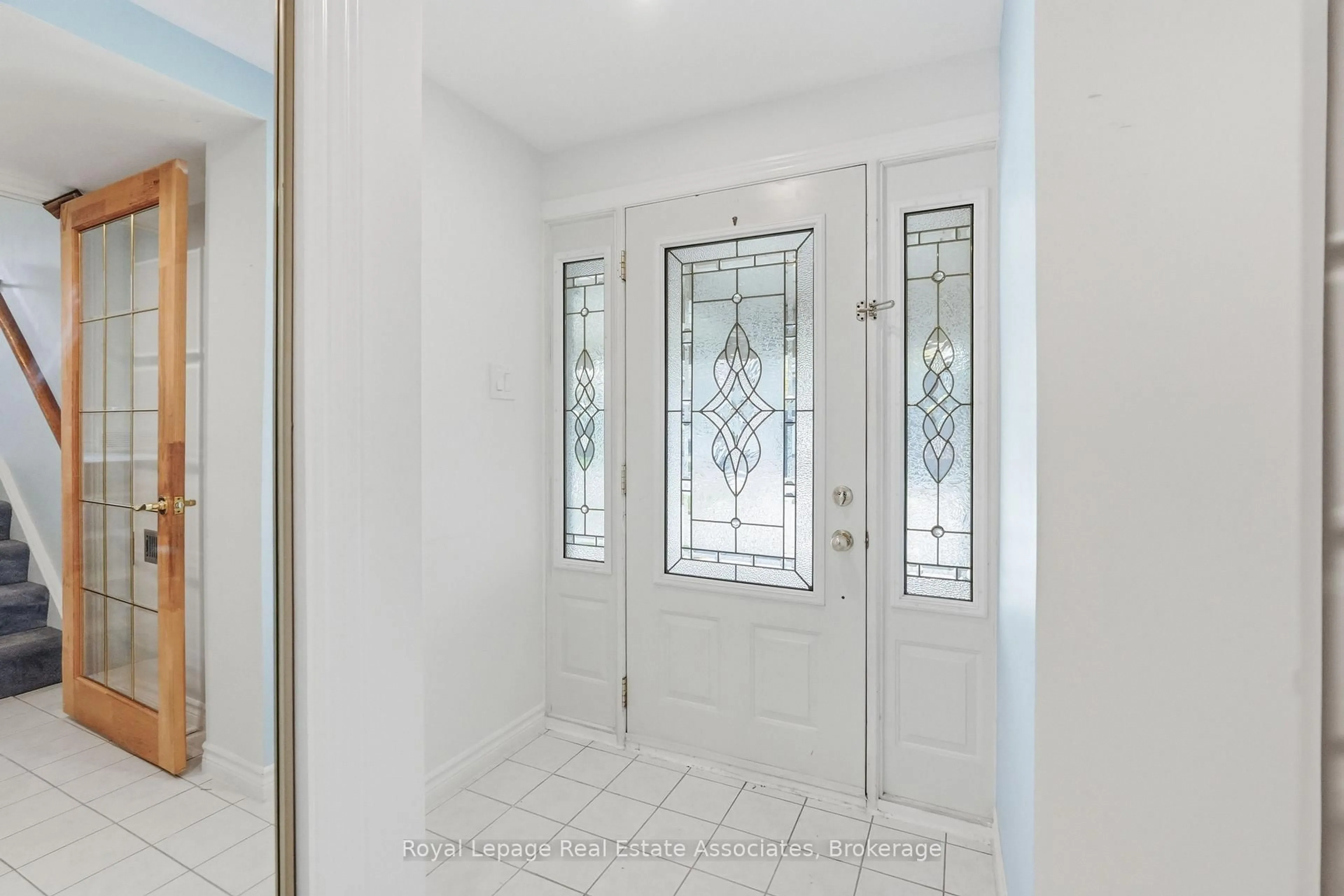 Indoor entryway for 13 Ferndale Cres, Brampton Ontario L6W 1G1