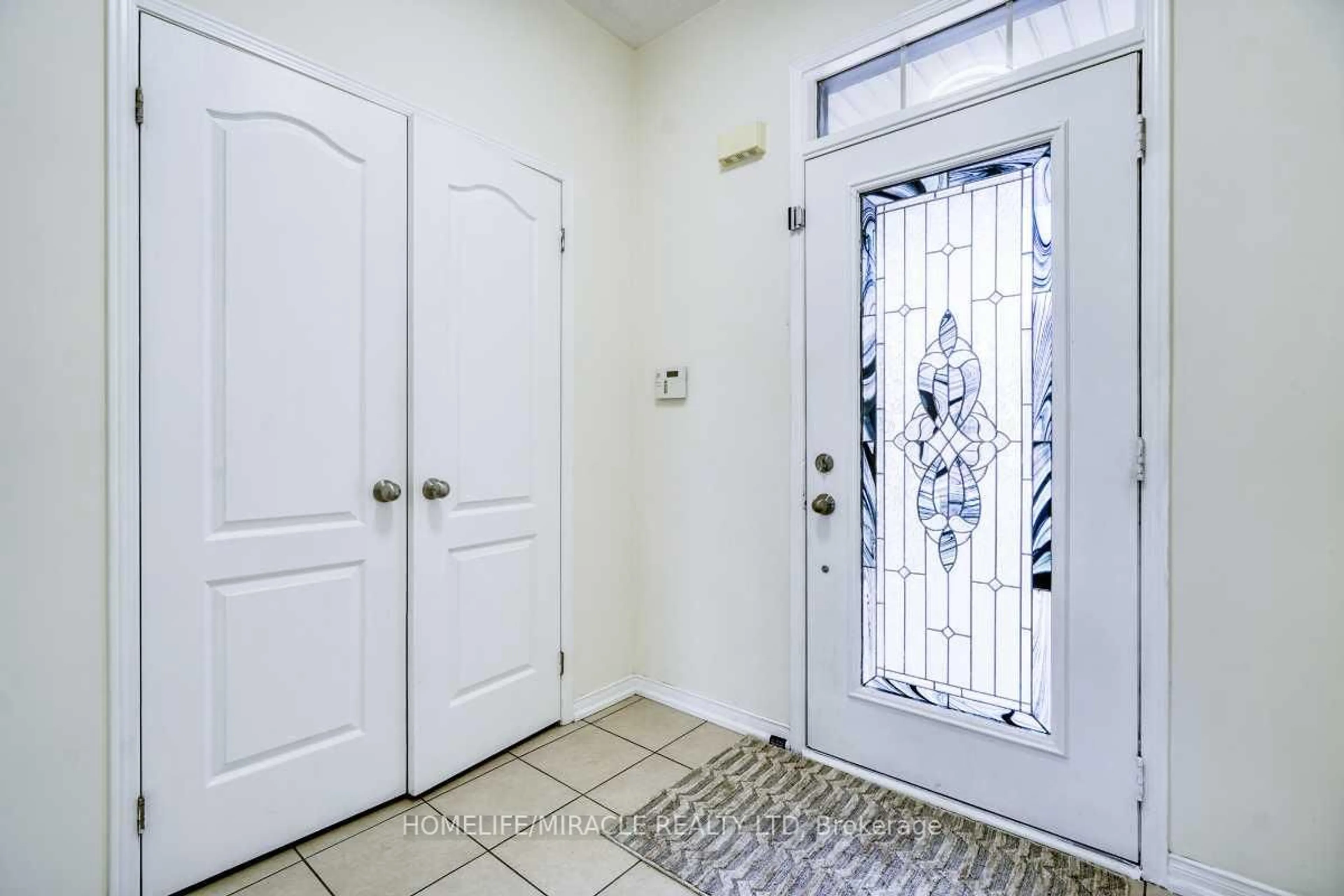 Indoor entryway for 37 Sussexvale Dr, Brampton Ontario L6R 3R5