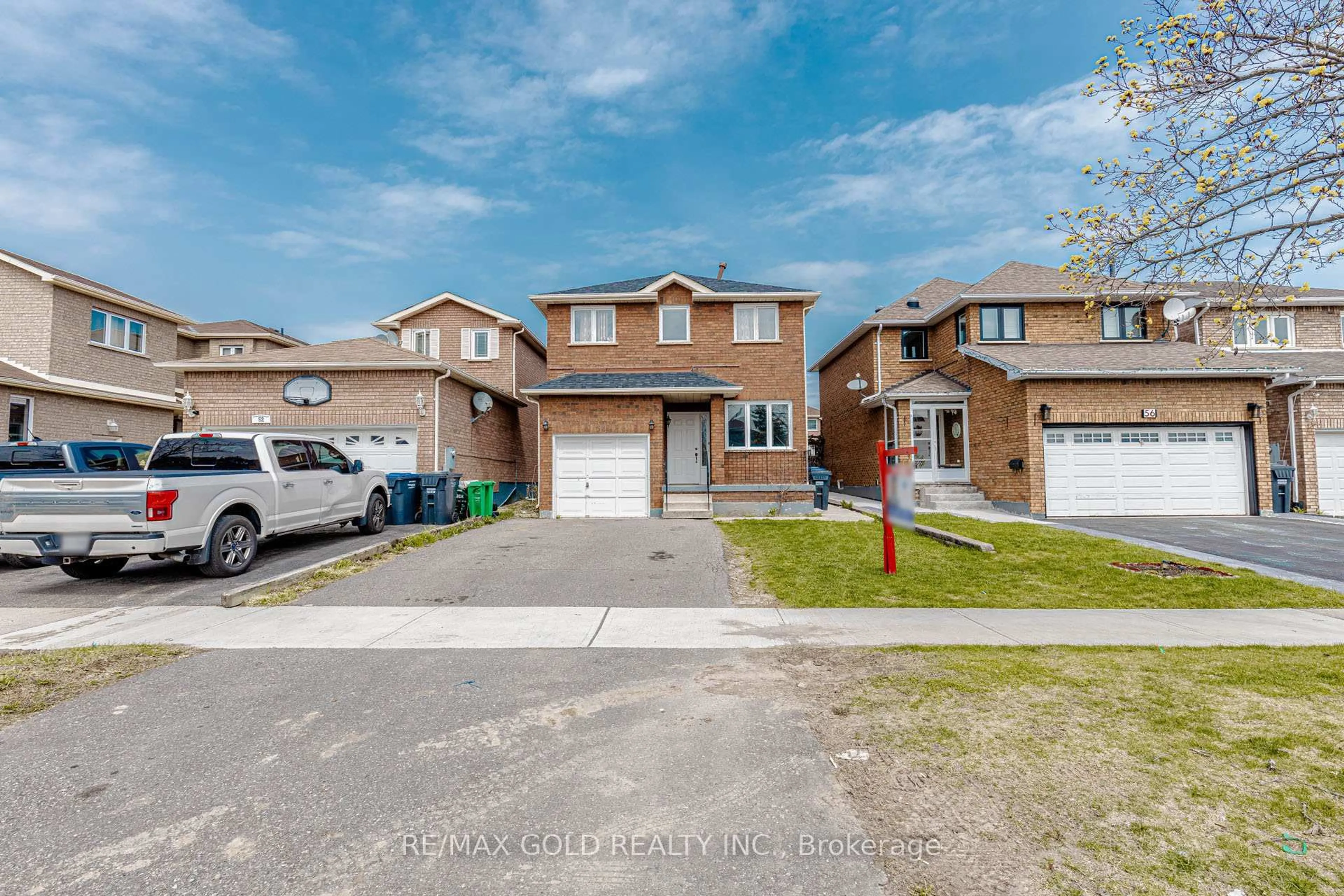 A pic from outside/outdoor area/front of a property/back of a property/a pic from drone, street for 54 Creditstone Rd, Brampton Ontario L6Y 4G1