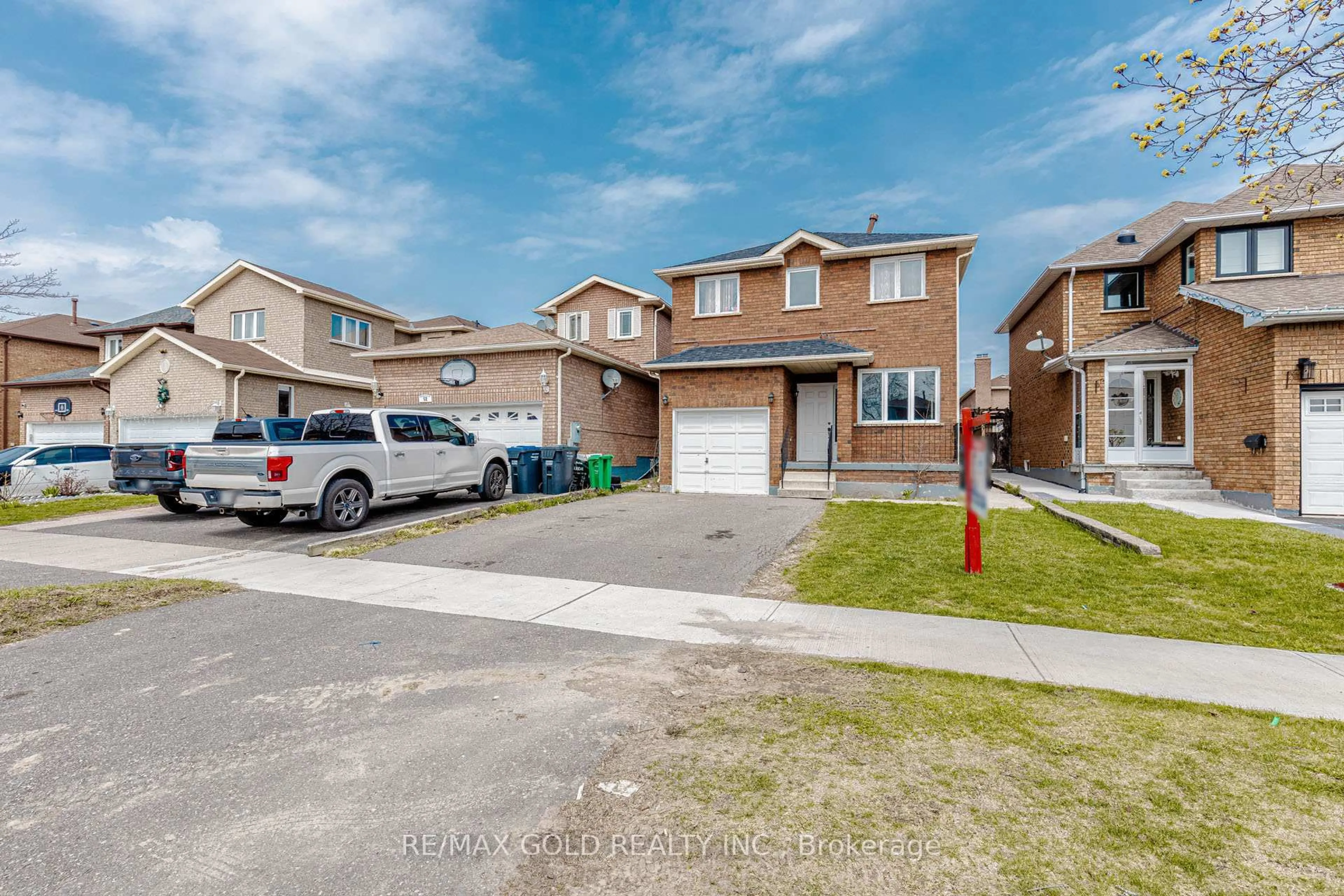 A pic from outside/outdoor area/front of a property/back of a property/a pic from drone, street for 54 Creditstone Rd, Brampton Ontario L6Y 4G1