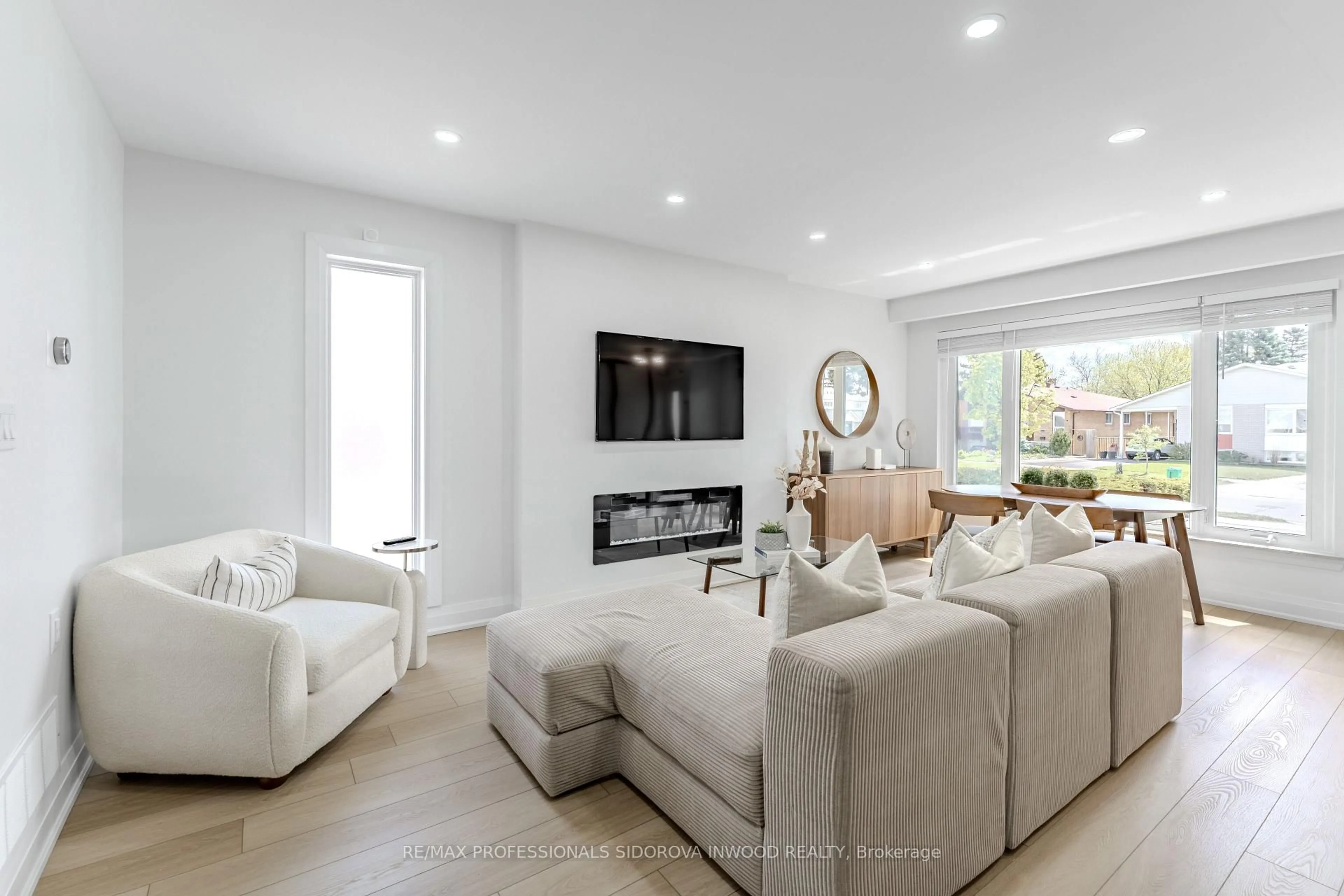 Living room with furniture, unknown for 2365 Delkus Cres, Mississauga Ontario L5A 1K8