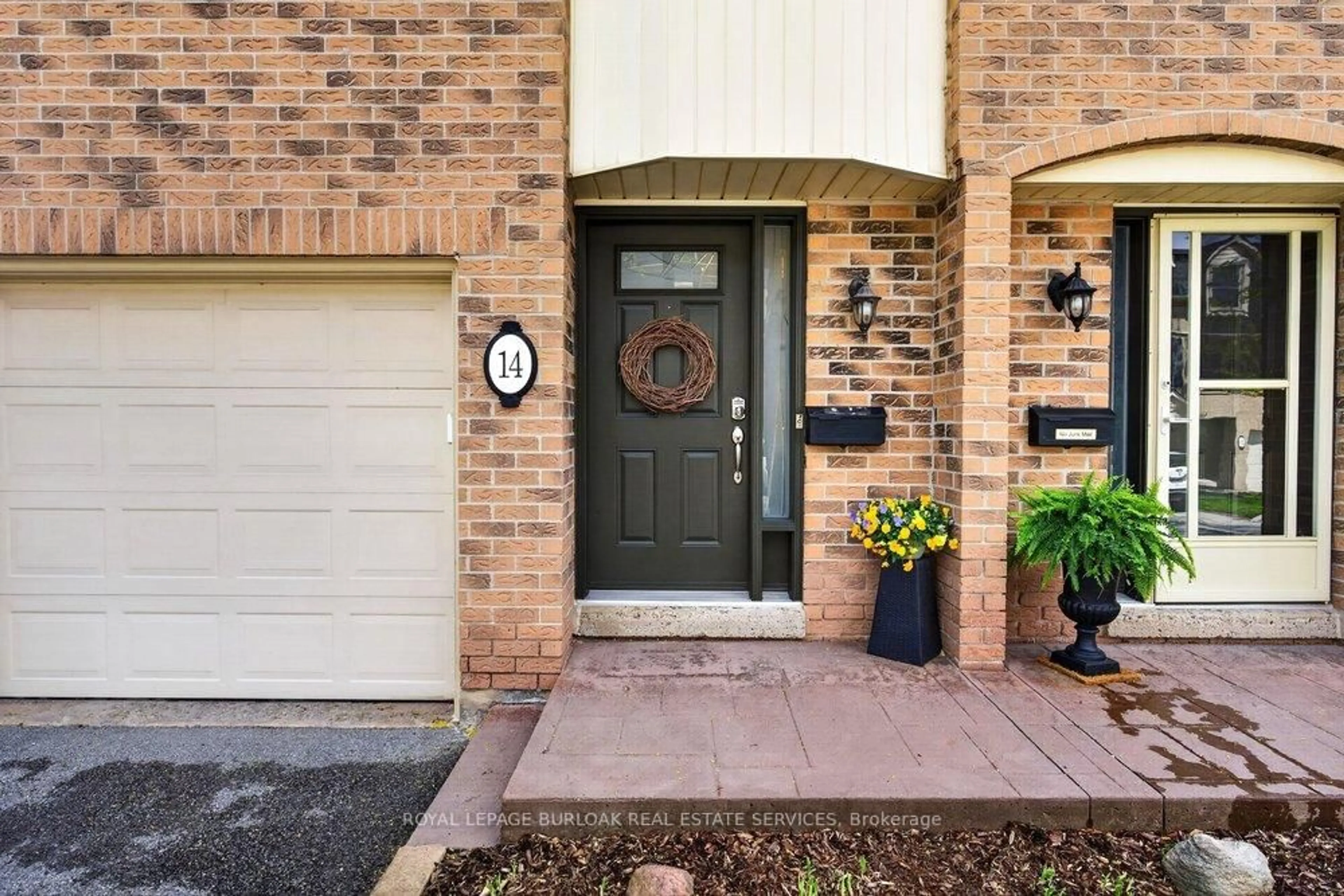 Indoor entryway for 1351 Ontario St #14, Burlington Ontario L7S 1E9