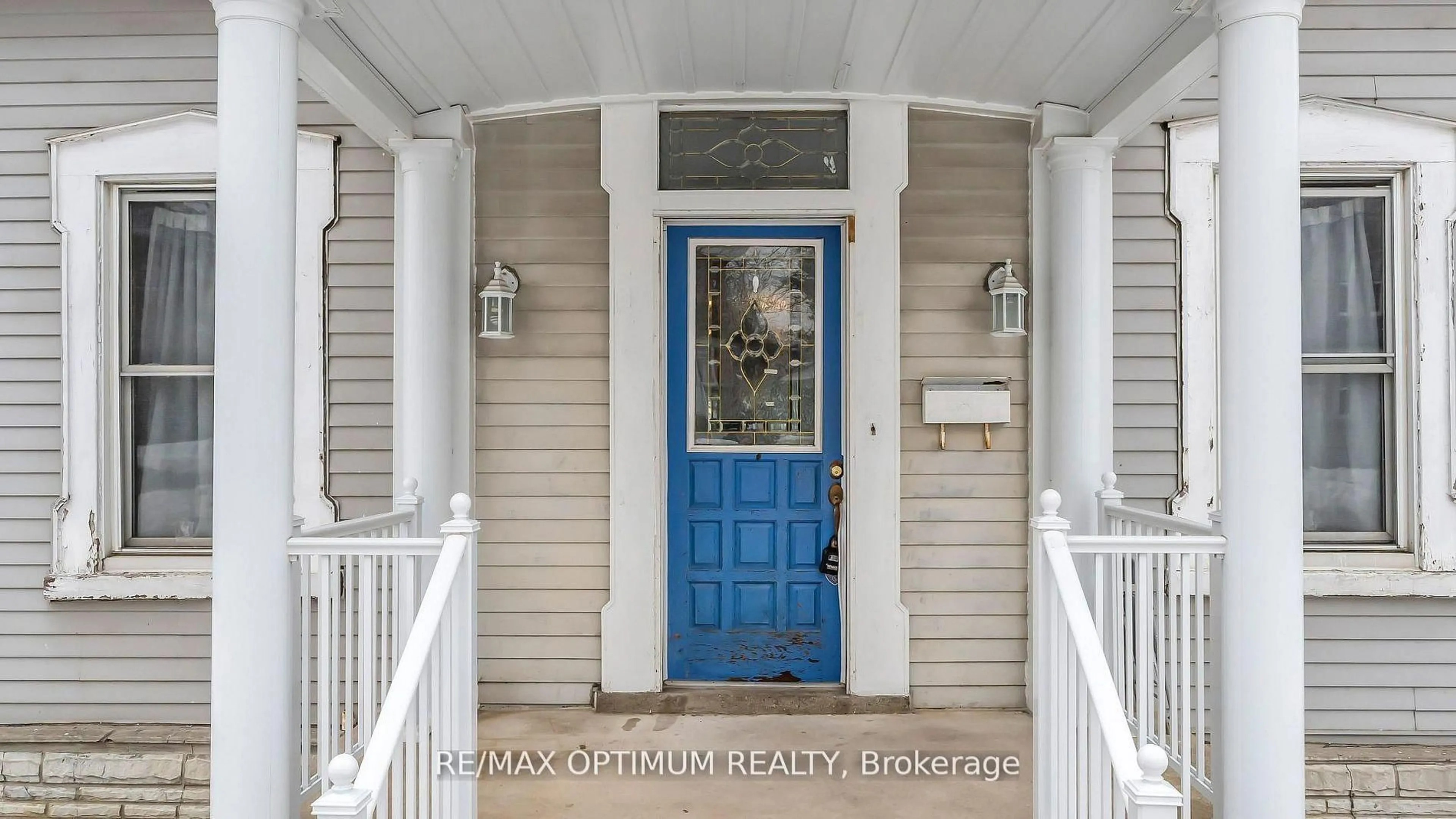 Indoor entryway for 4 Denison Ave, Brampton Ontario L6X 1E6