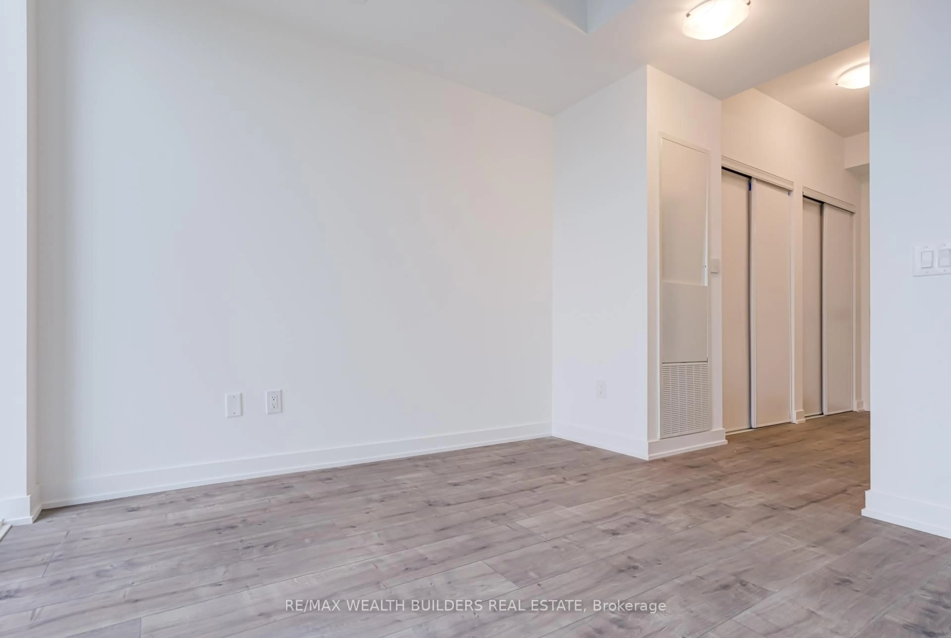 A pic of a room for 220 Missinnihe Way #714, Mississauga Ontario L5H 0A9