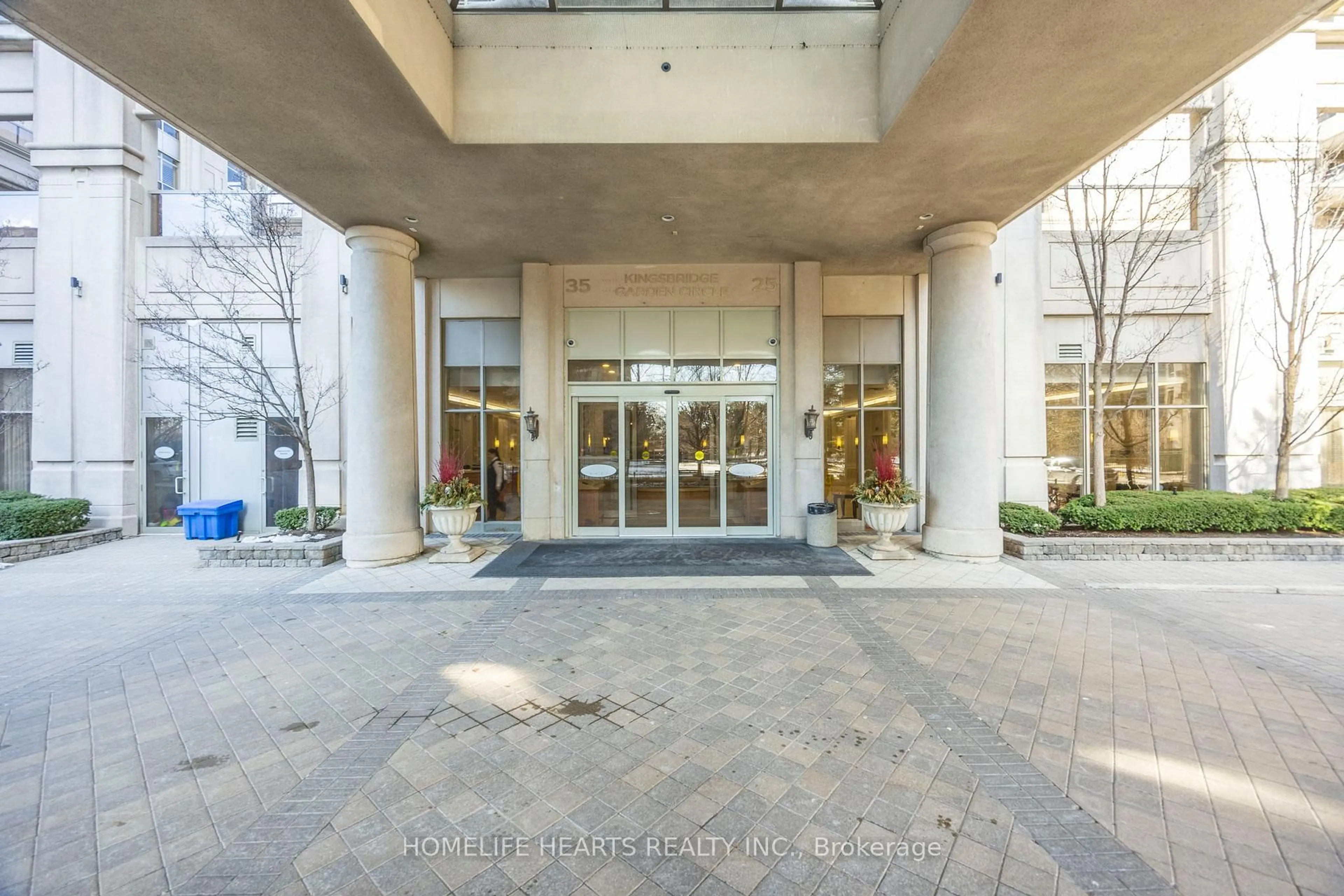 Indoor foyer for 25 Kingsbridge Garden Circ #1221, Mississauga Ontario L5R 4B1