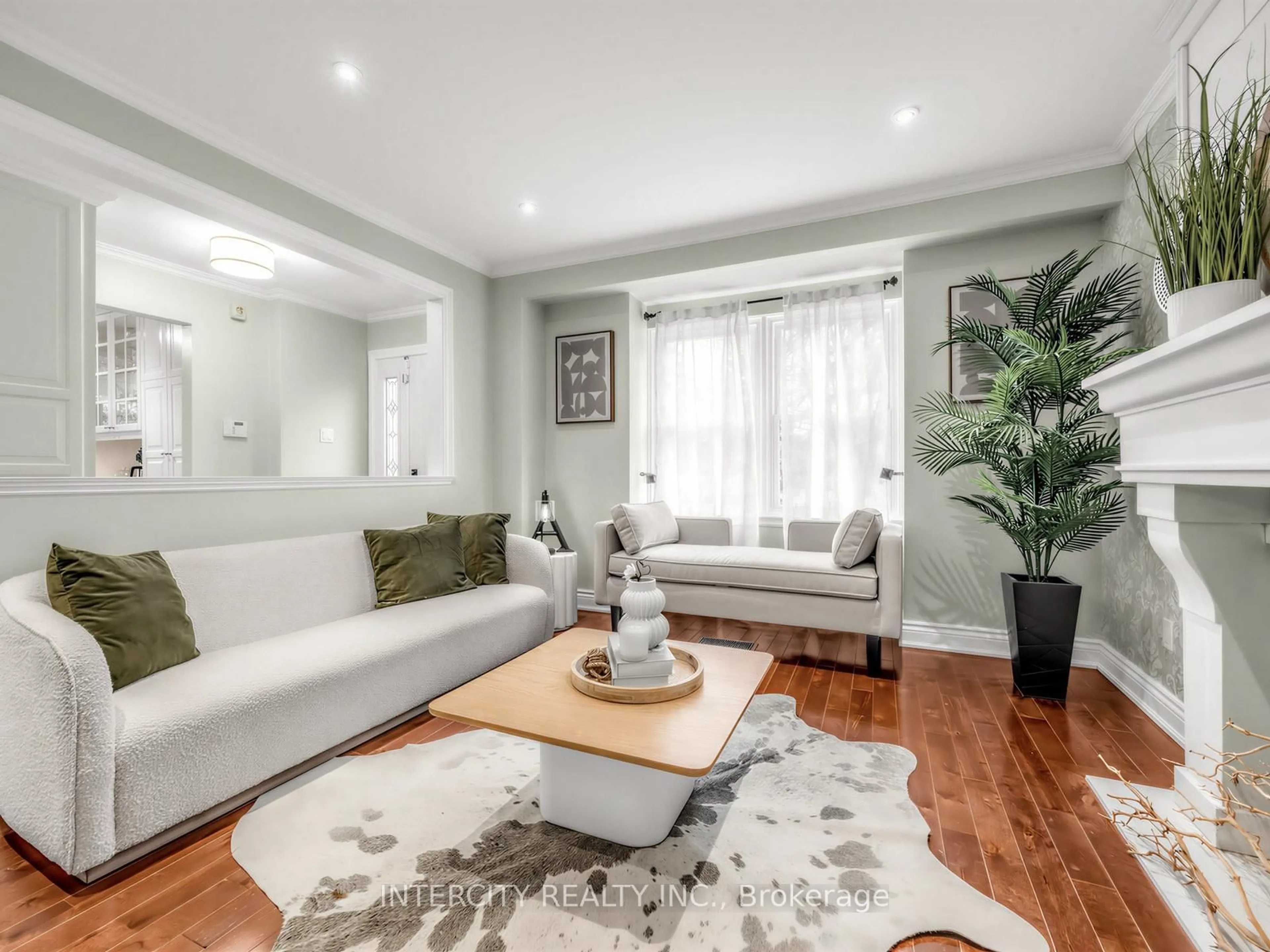 Living room with furniture, unknown for 3976 Taffey Cres, Mississauga Ontario L5L 2A7
