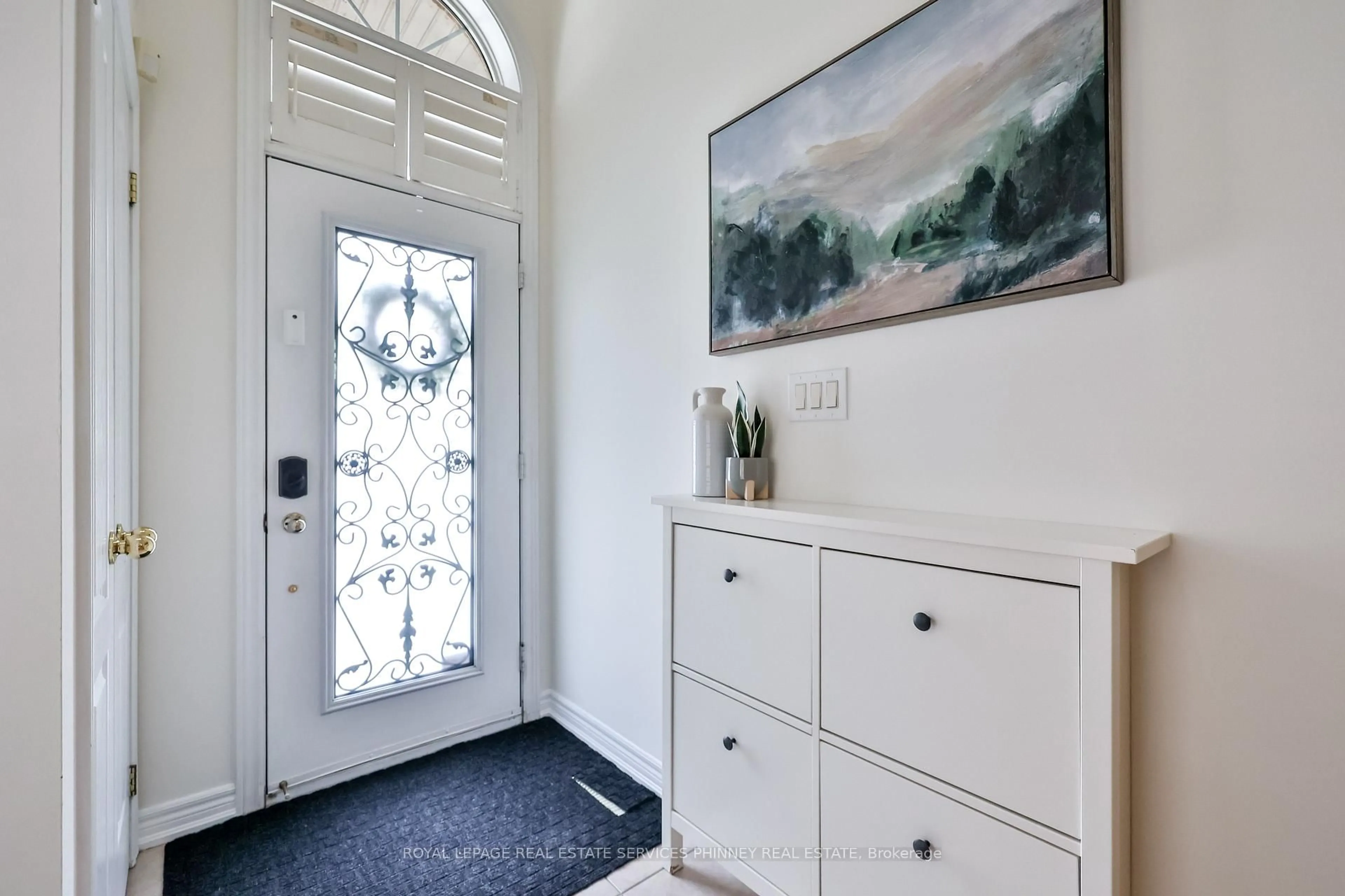 Indoor entryway for 230 Paisley Blvd #26, Mississauga Ontario L5B 0C5