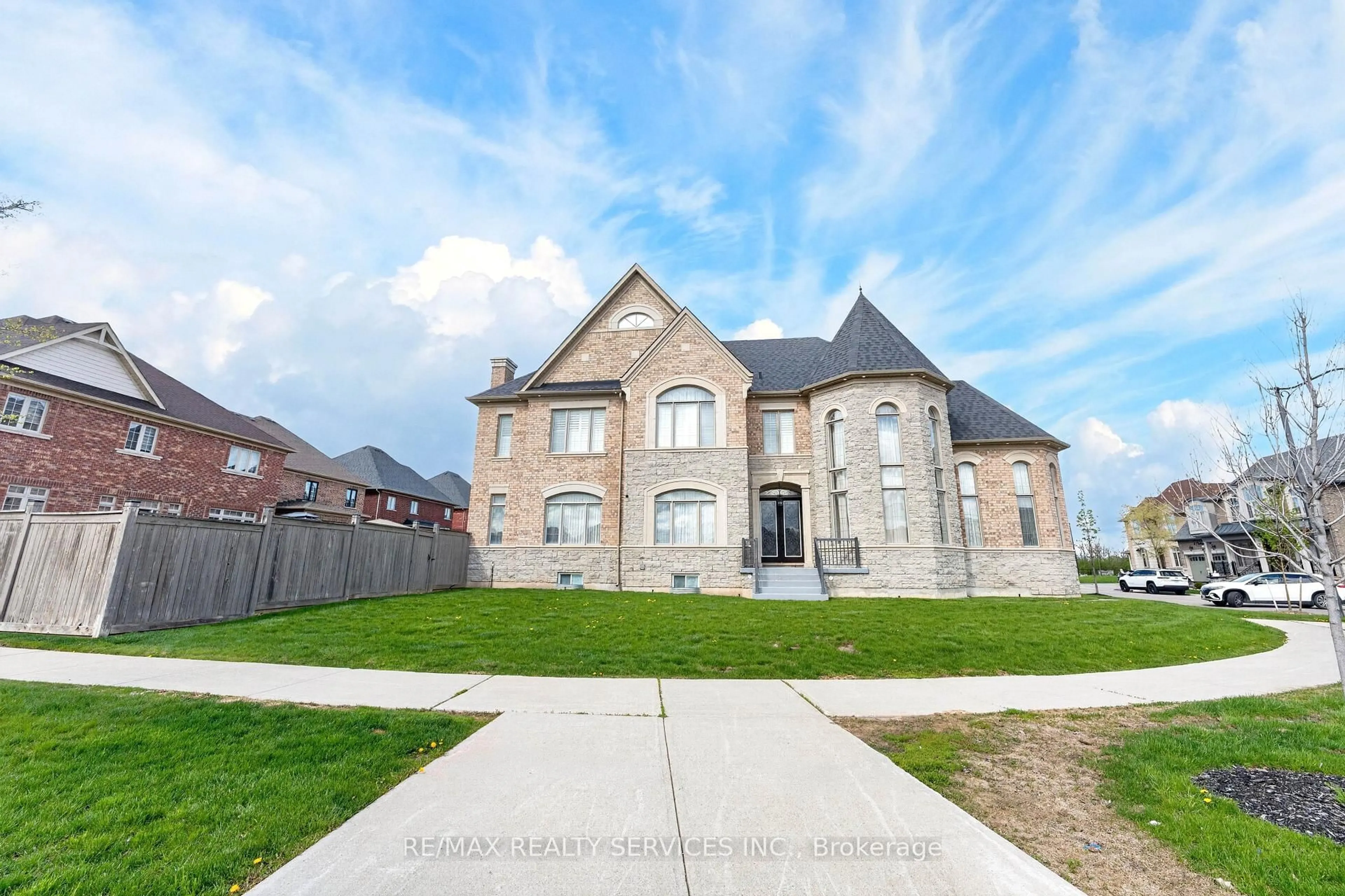 Home with brick exterior material, unknown for 28 Pendergast Crt, Brampton Ontario L6P 4G7