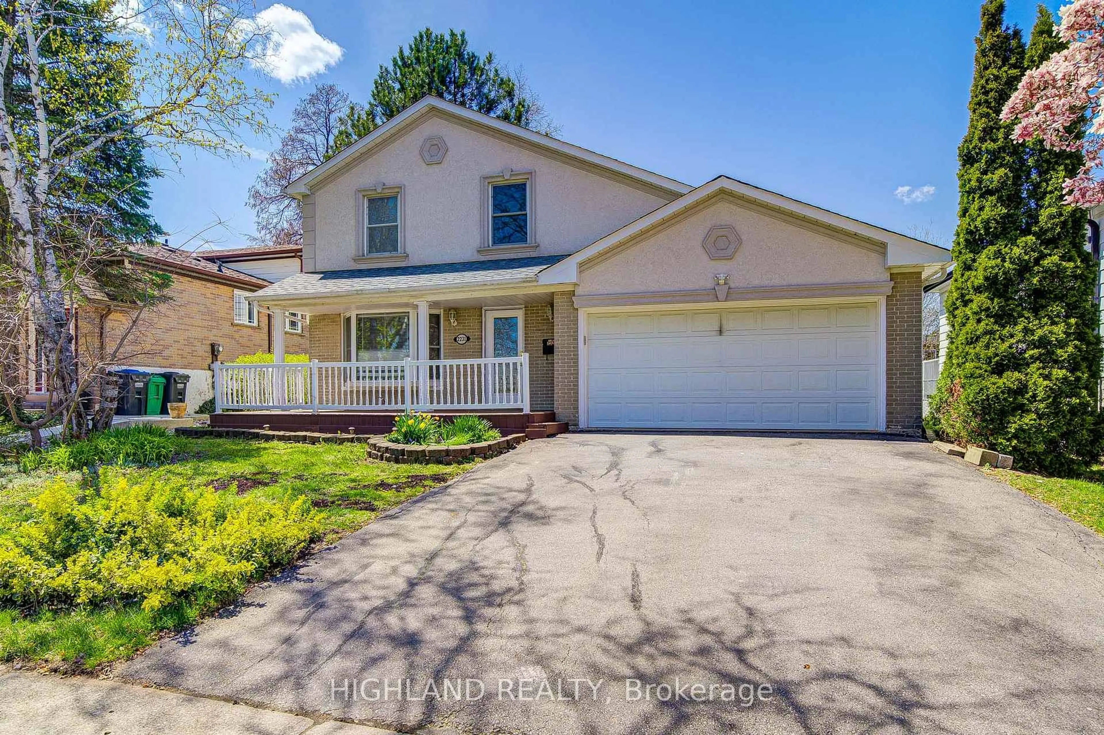 Home with vinyl exterior material, street for 2231 Buttonbush Cres, Mississauga Ontario L5L 1C4