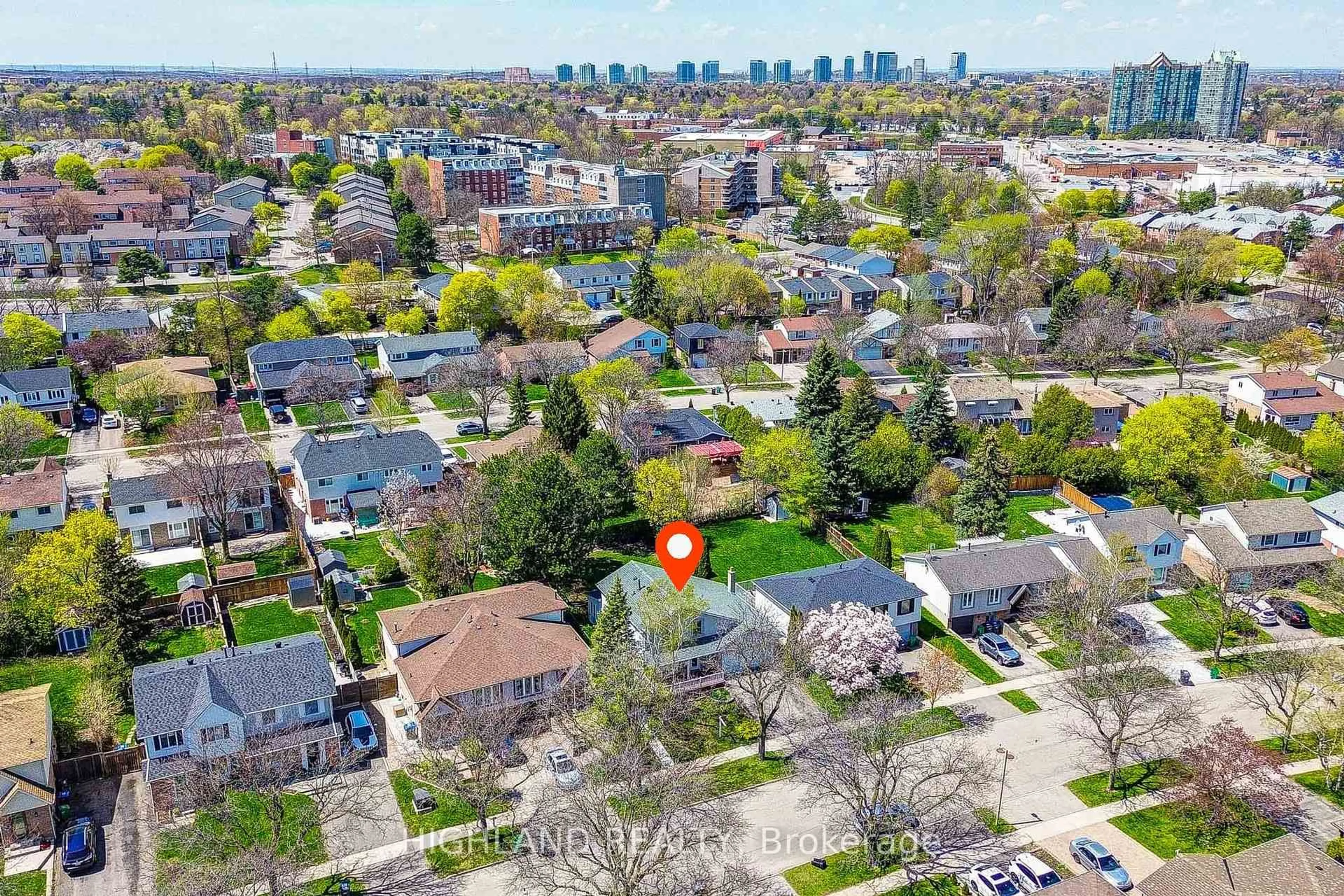 A pic from outside/outdoor area/front of a property/back of a property/a pic from drone, street for 2231 Buttonbush Cres, Mississauga Ontario L5L 1C4