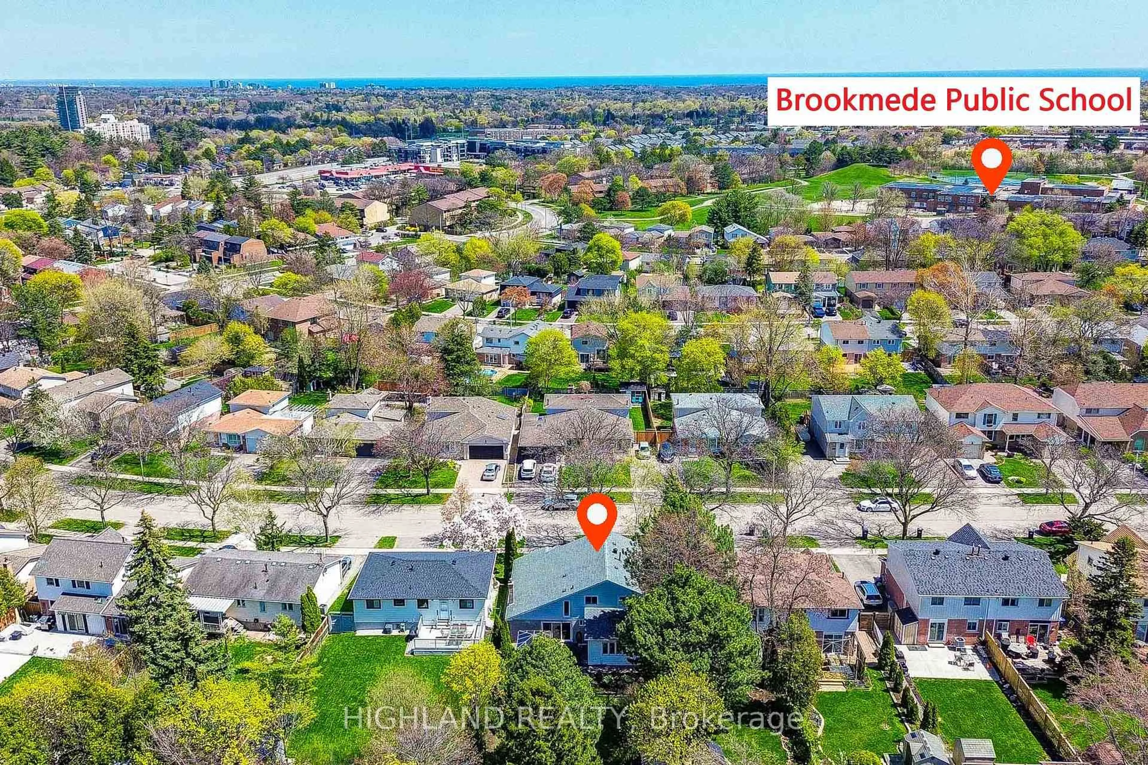 A pic from outside/outdoor area/front of a property/back of a property/a pic from drone, street for 2231 Buttonbush Cres, Mississauga Ontario L5L 1C4