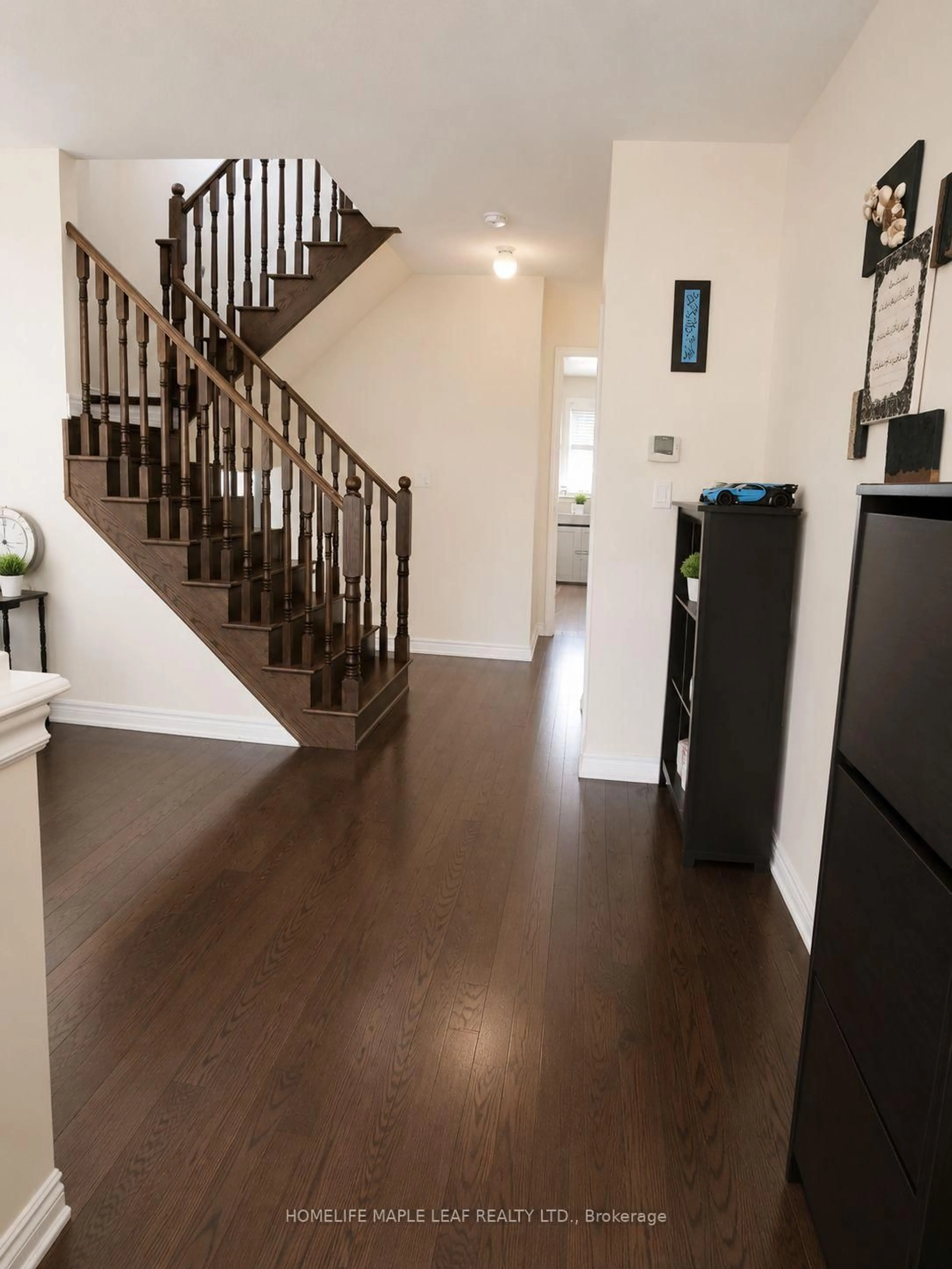 Indoor entryway for 19 Vanwood Cres, Brampton Ontario L6P 2X4
