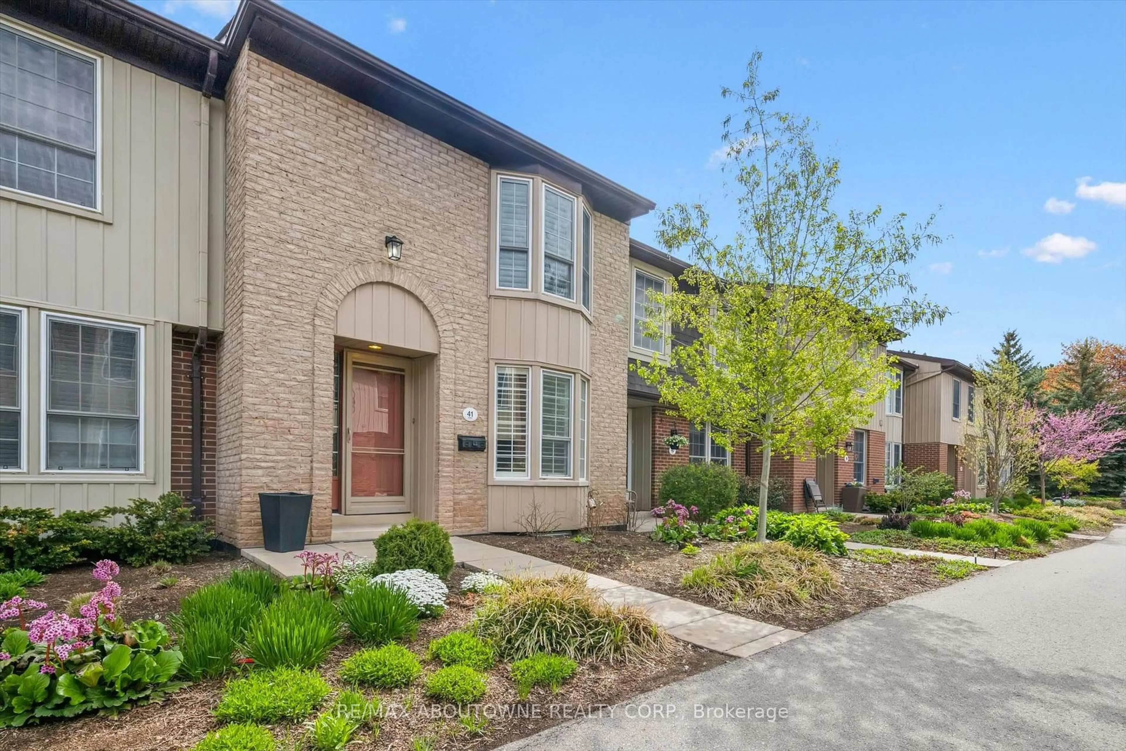 Home with brick exterior material, street for 3041 Glencrest Rd #41, Burlington Ontario L7N 3K1