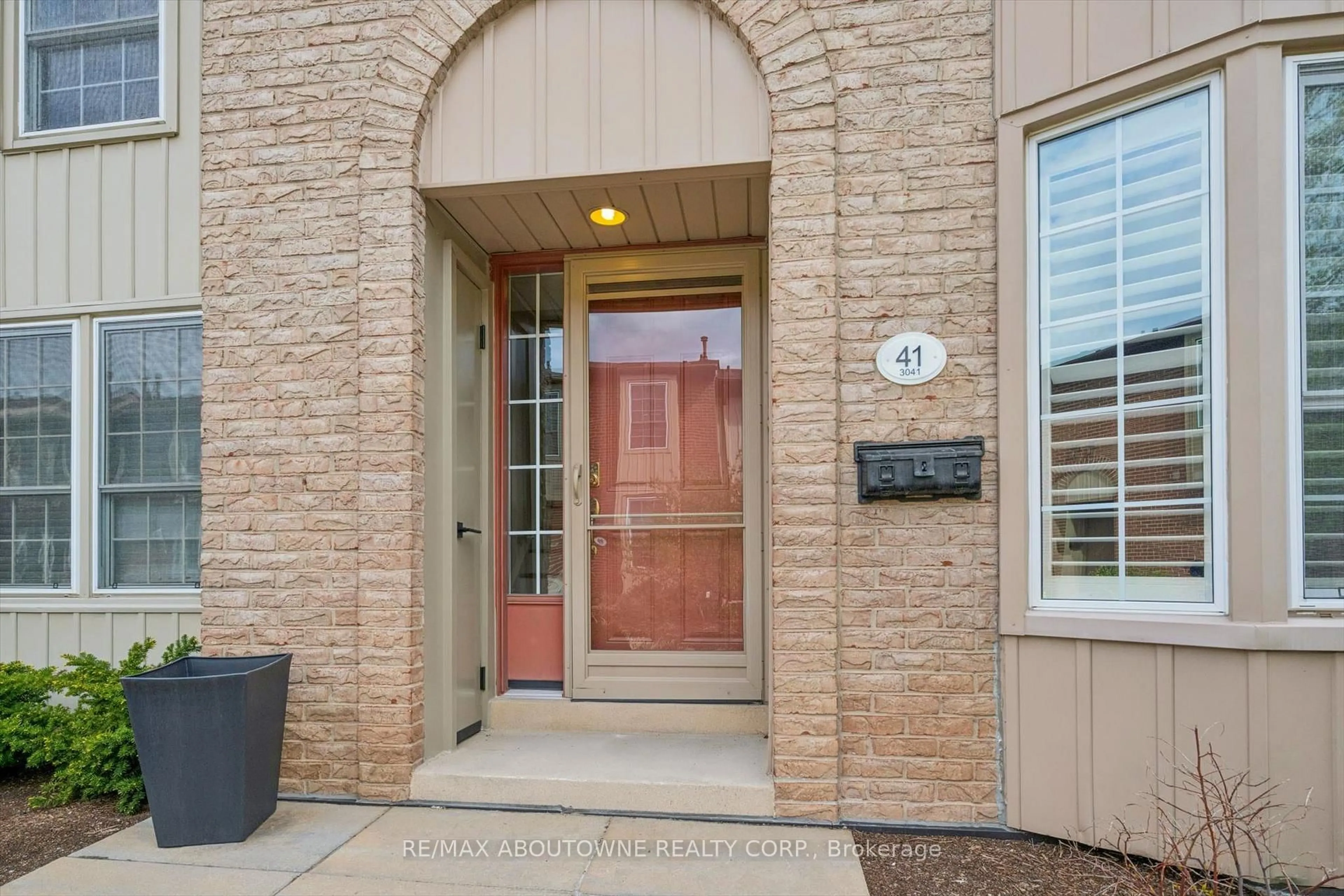 Indoor entryway for 3041 Glencrest Rd #41, Burlington Ontario L7N 3K1