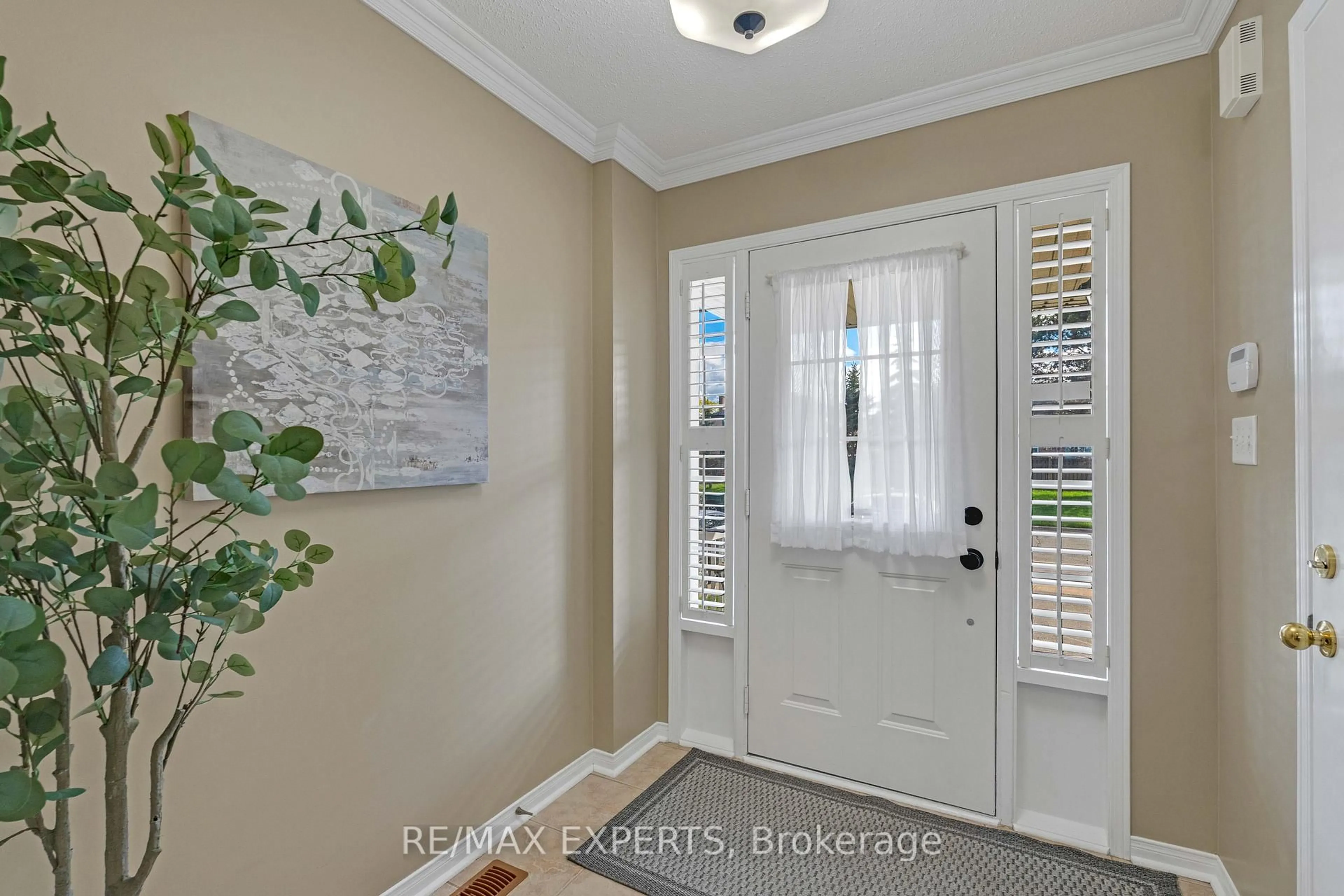 Indoor entryway for 15 Mount Hope Rd, Caledon Ontario L7E 2V3