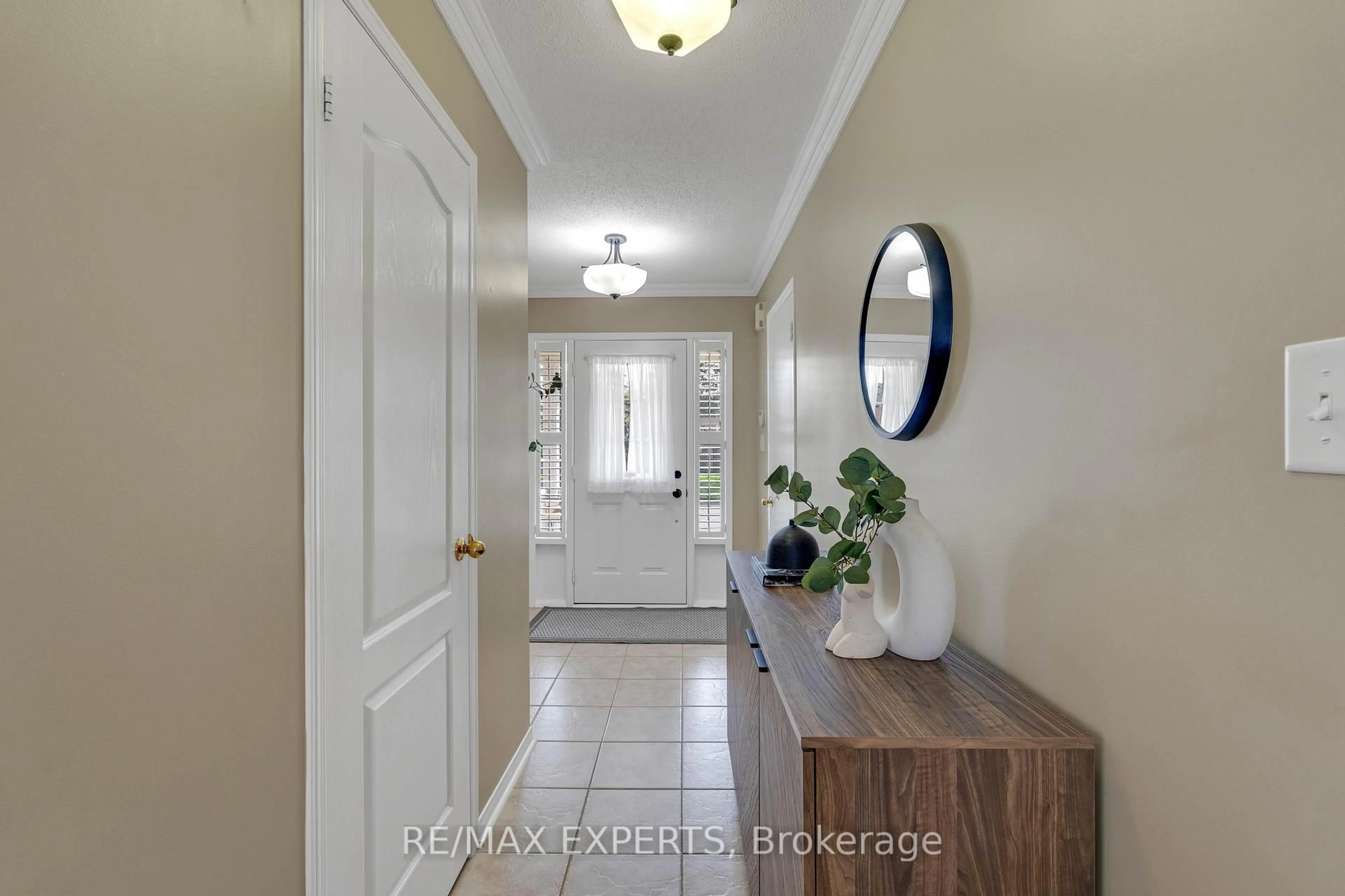 Indoor entryway for 15 Mount Hope Rd, Caledon Ontario L7E 2V3