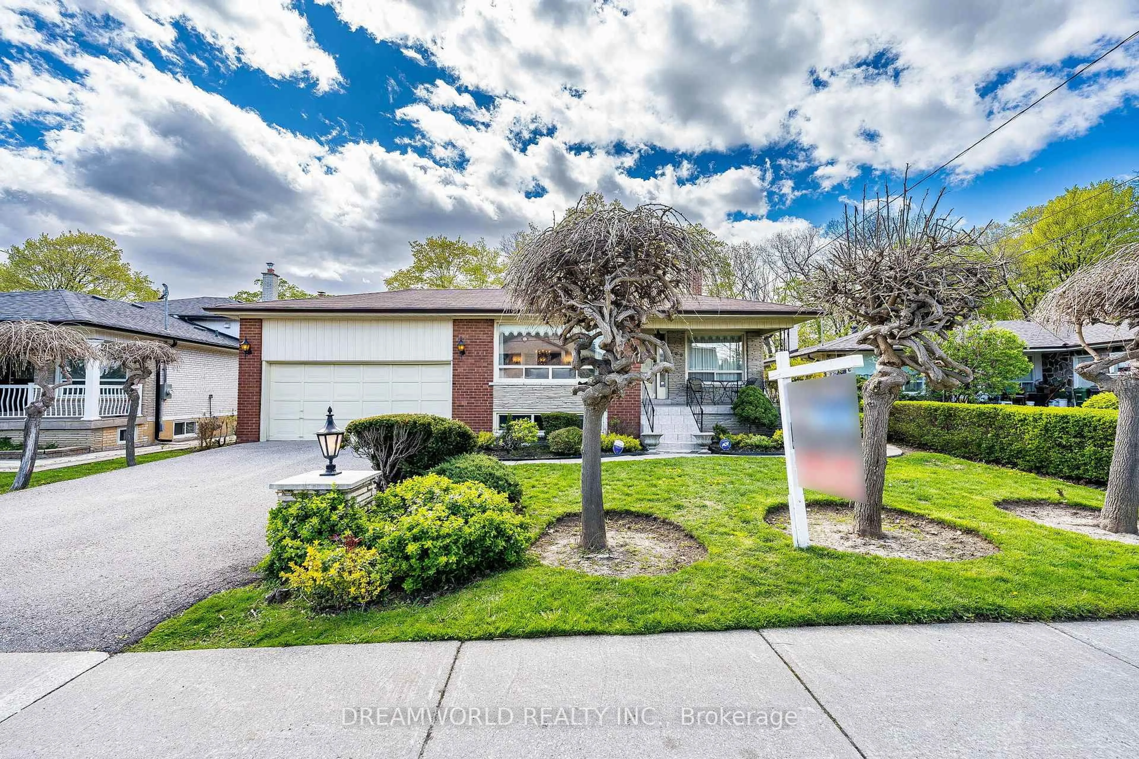 A pic from outside/outdoor area/front of a property/back of a property/a pic from drone, street for 169 Grandravine Dr, Toronto Ontario M3J 1B6