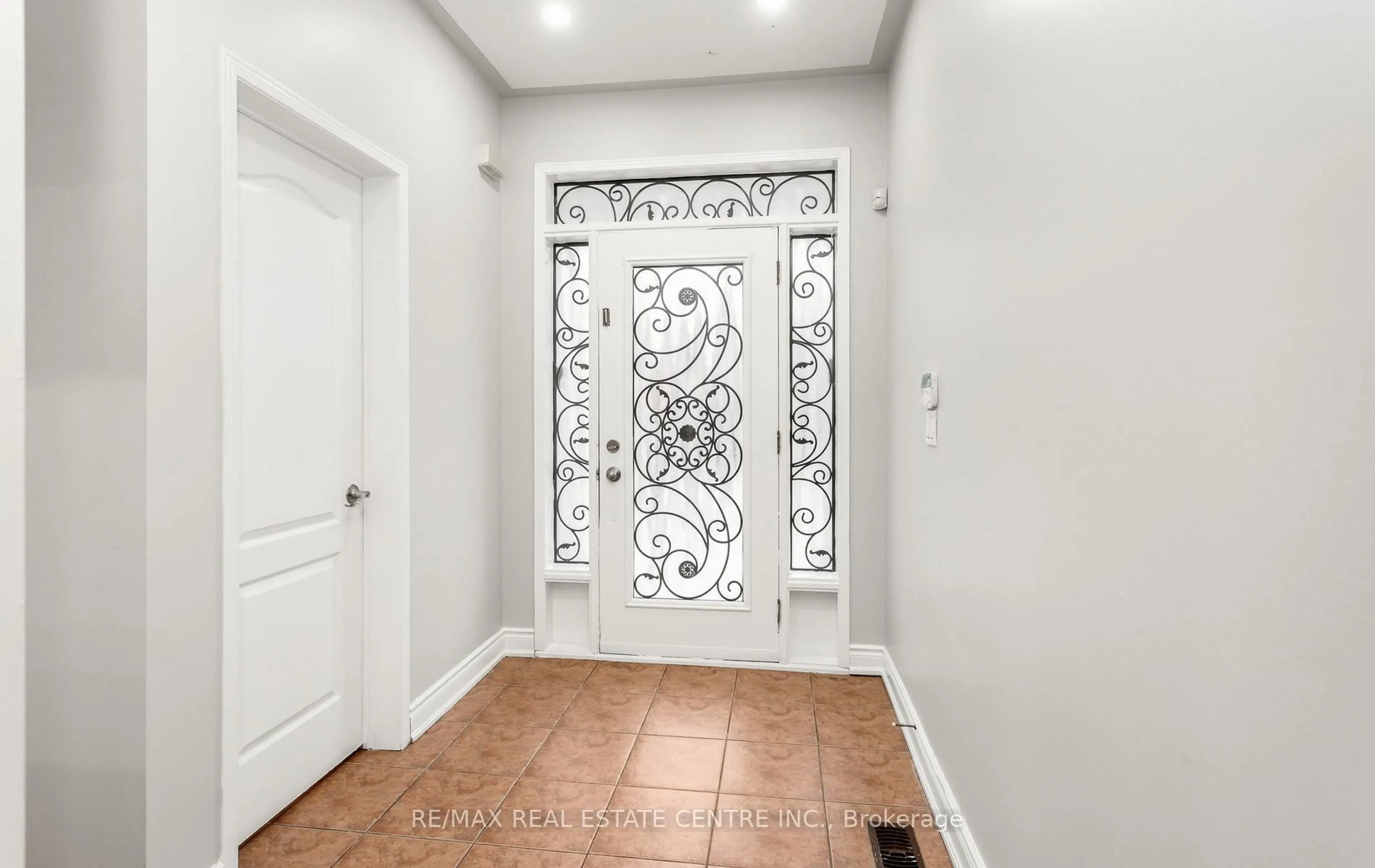 Indoor entryway for 58 Knightswood Cres, Brampton Ontario L7A 3W9