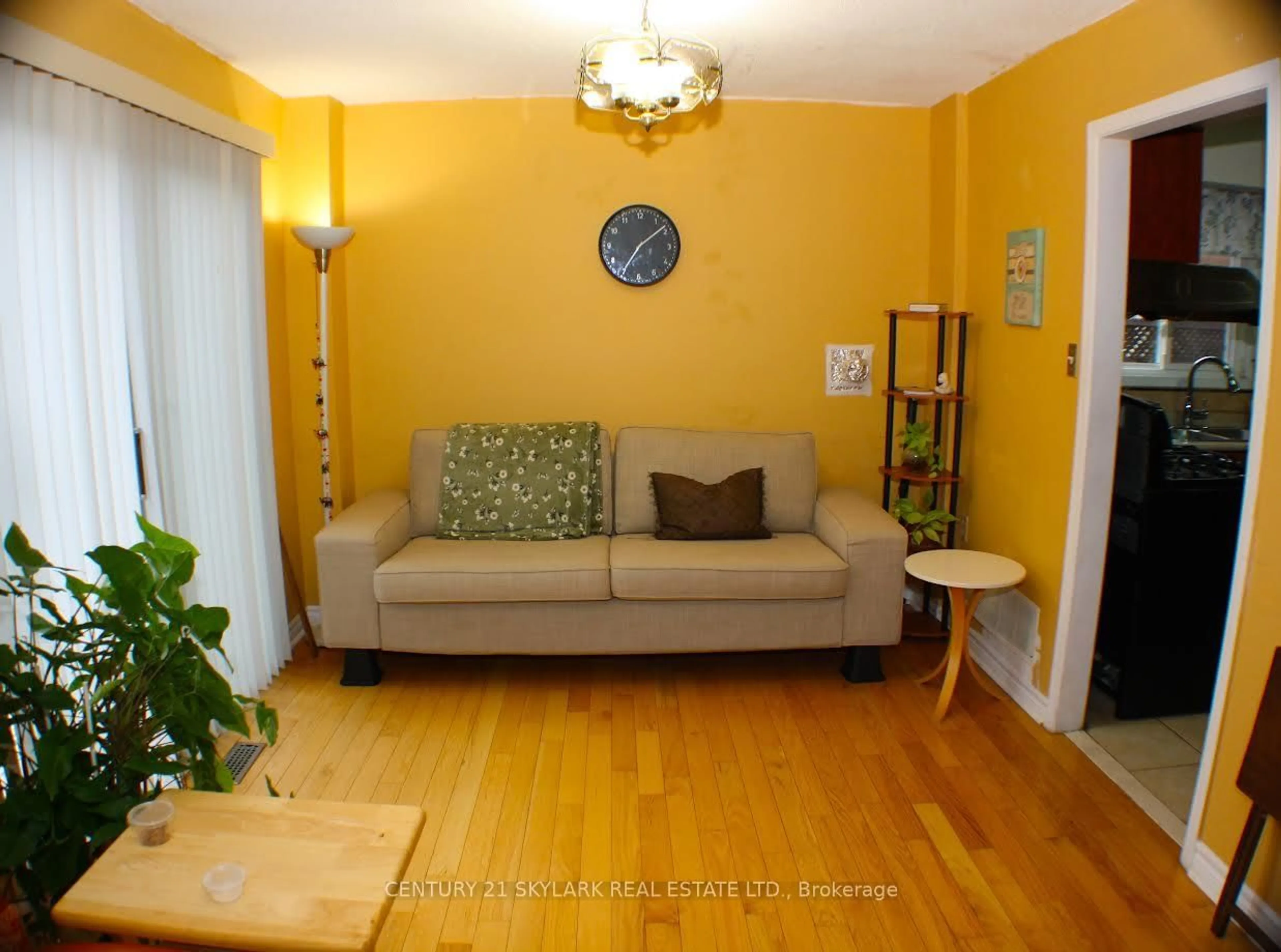 Living room with furniture, wood/laminate floor for 173 Lech Walesa Dr, Mississauga Ontario L5B 3H1