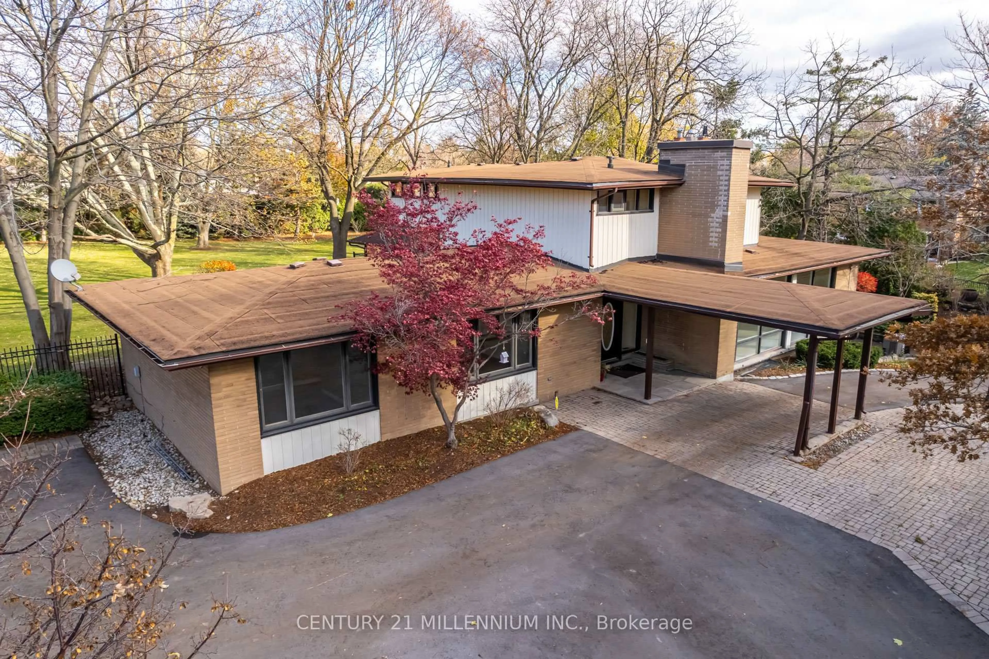 A pic from outside/outdoor area/front of a property/back of a property/a pic from drone, street for 200 Main St, Brampton Ontario L6W 2E2