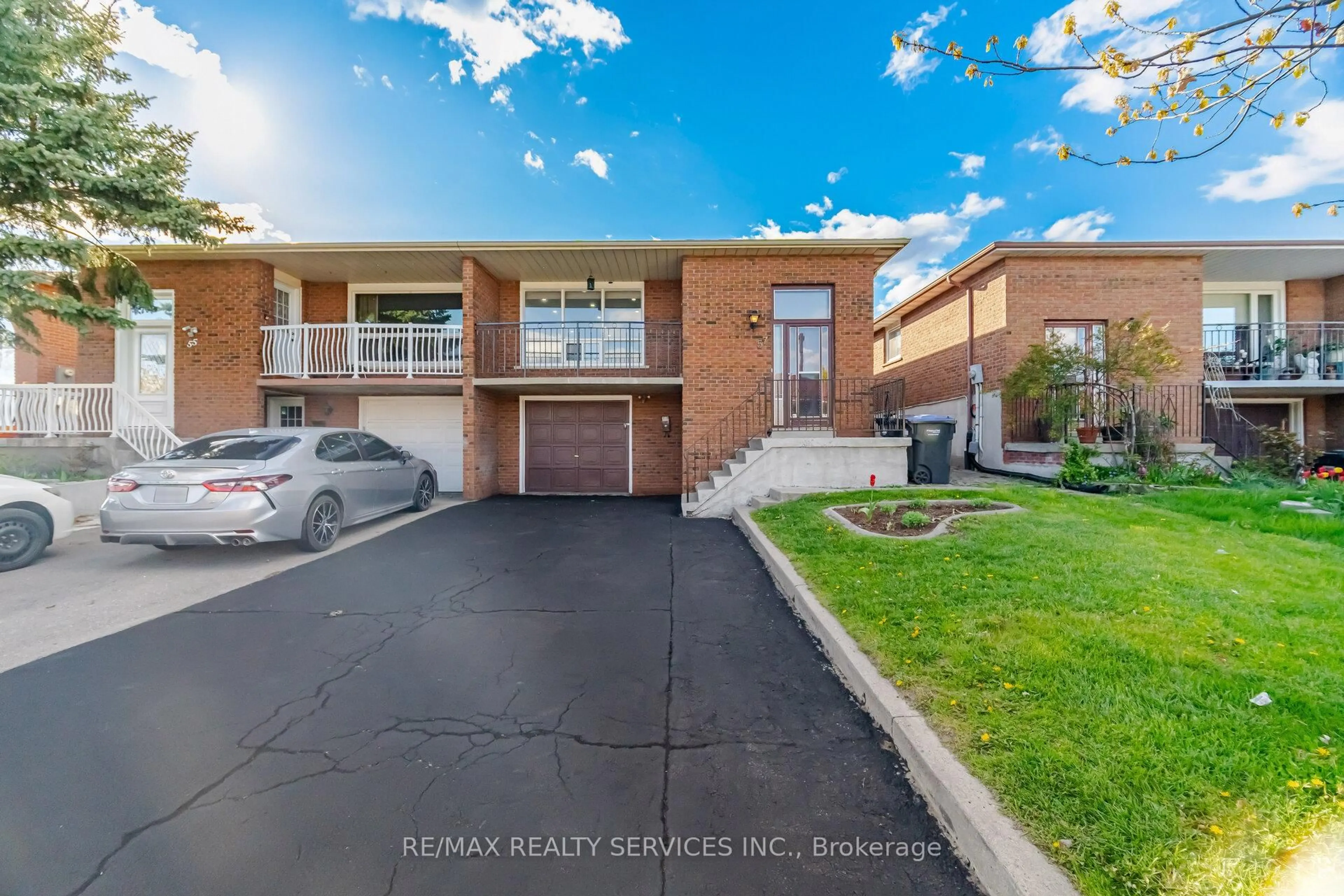 A pic from outside/outdoor area/front of a property/back of a property/a pic from drone, street for 57 Jellicoe Cres, Brampton Ontario L6S 3H7
