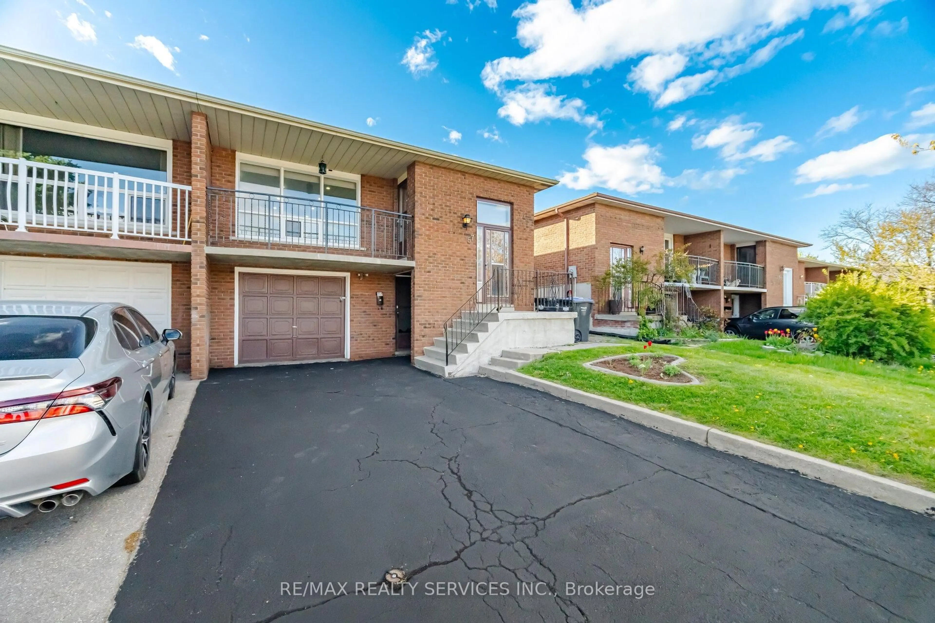 A pic from outside/outdoor area/front of a property/back of a property/a pic from drone, street for 57 Jellicoe Cres, Brampton Ontario L6S 3H7