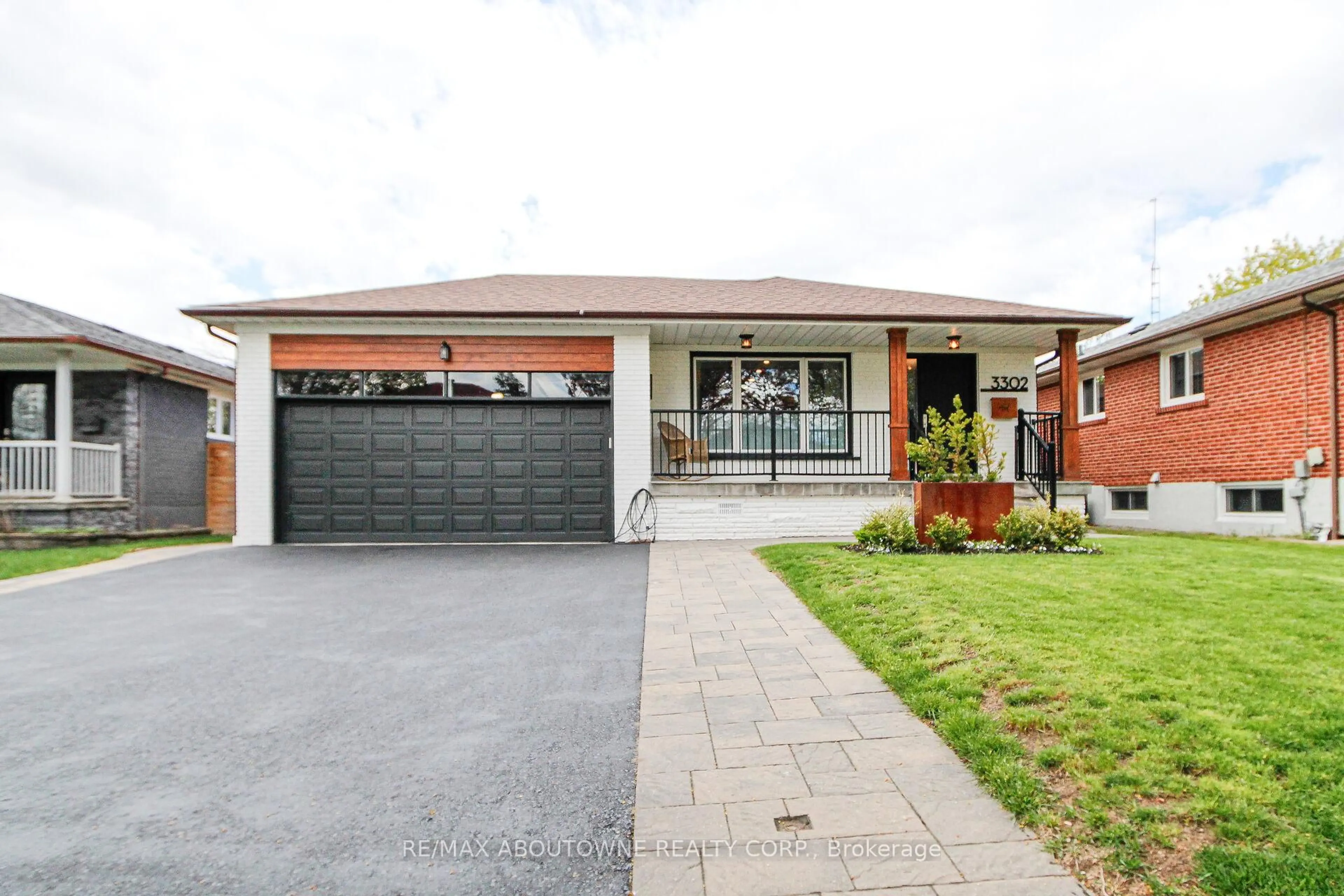 Home with brick exterior material, street for 3302 Cardross Rd, Mississauga Ontario L4X 2N2