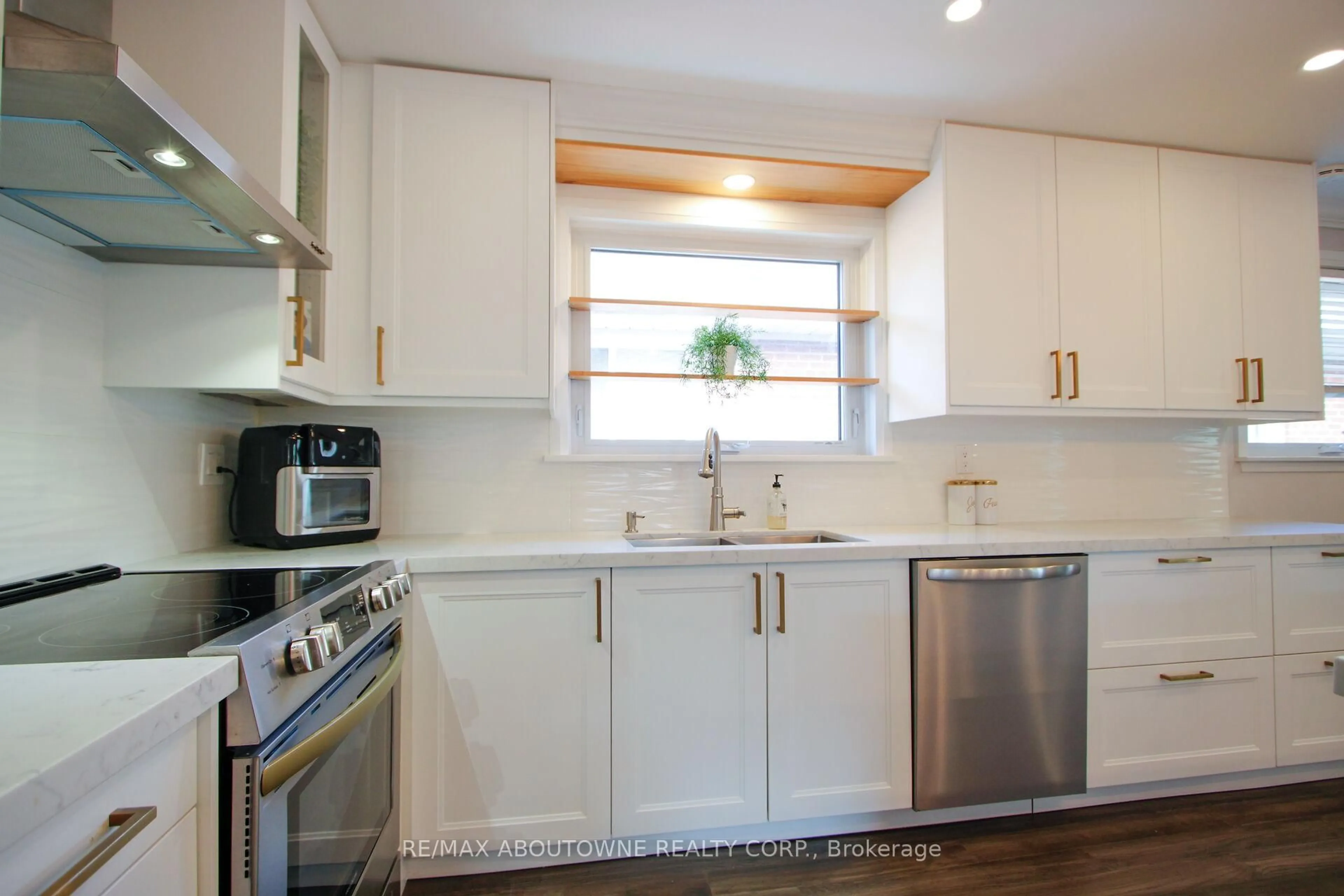 Unknown for 3302 Cardross Rd, Mississauga Ontario L4X 2N2