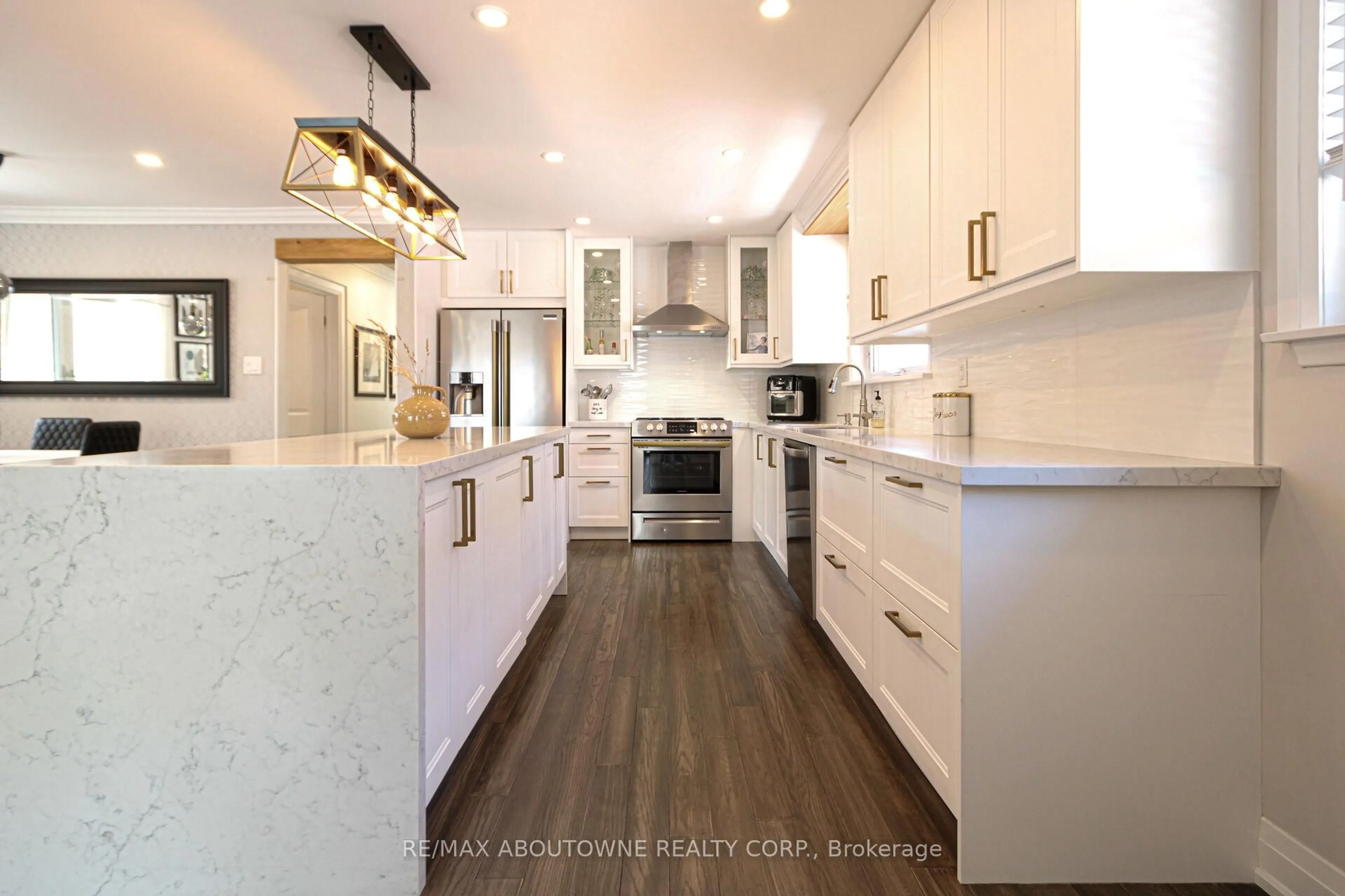 Open concept kitchen, unknown for 3302 Cardross Rd, Mississauga Ontario L4X 2N2