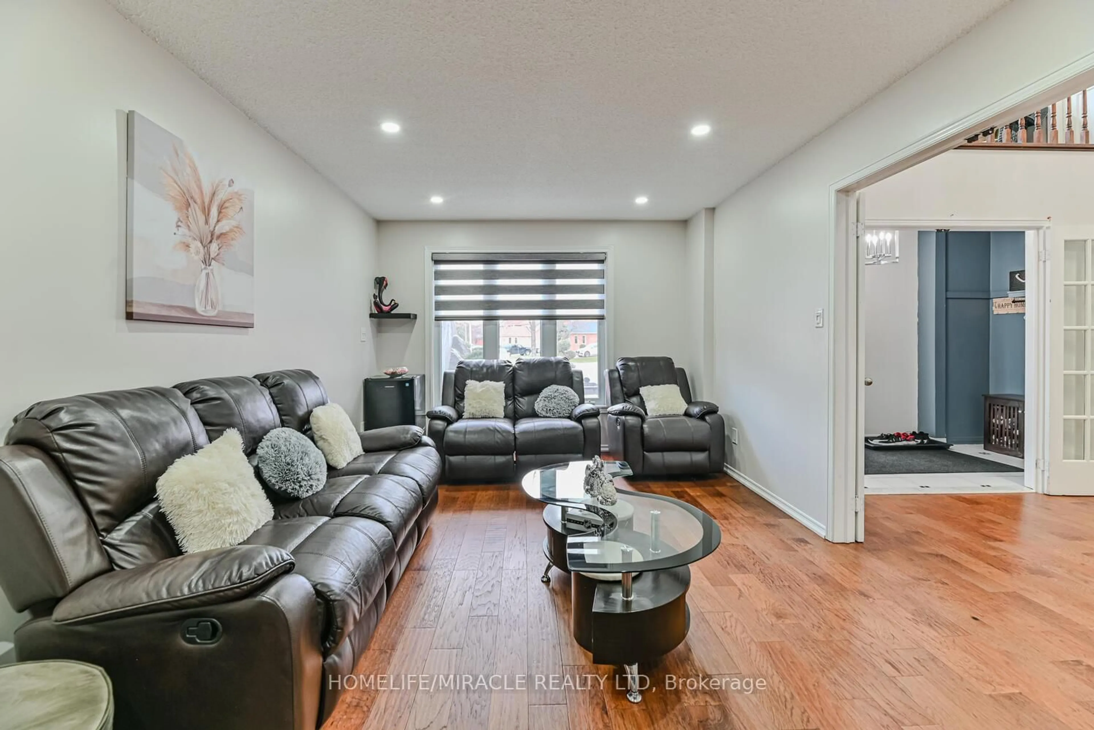 Living room with furniture, unknown for 32 Plover Pl, Brampton Ontario L6W 4C4