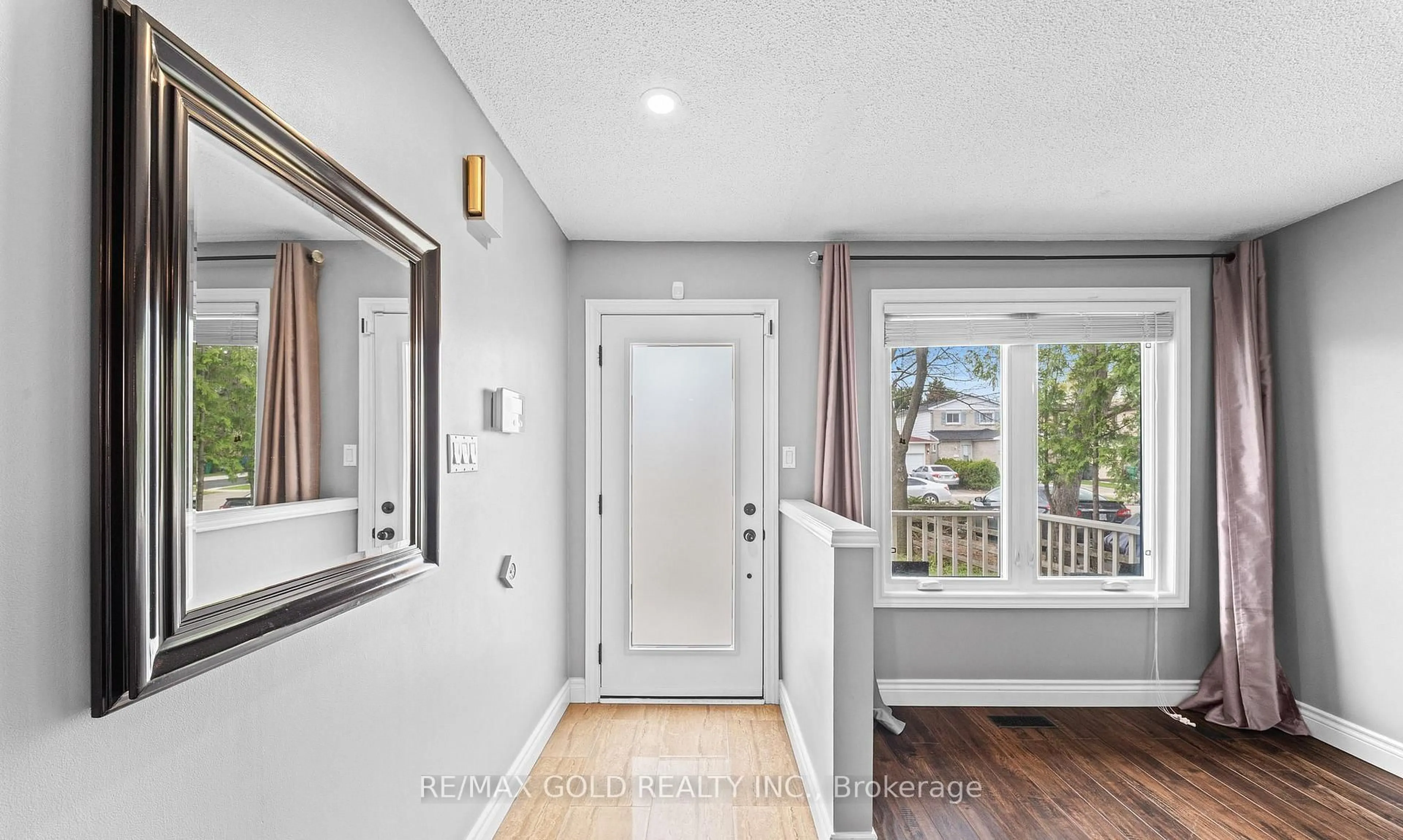 Indoor entryway for 128 Martindale Cres, Brampton Ontario L6X 2V1