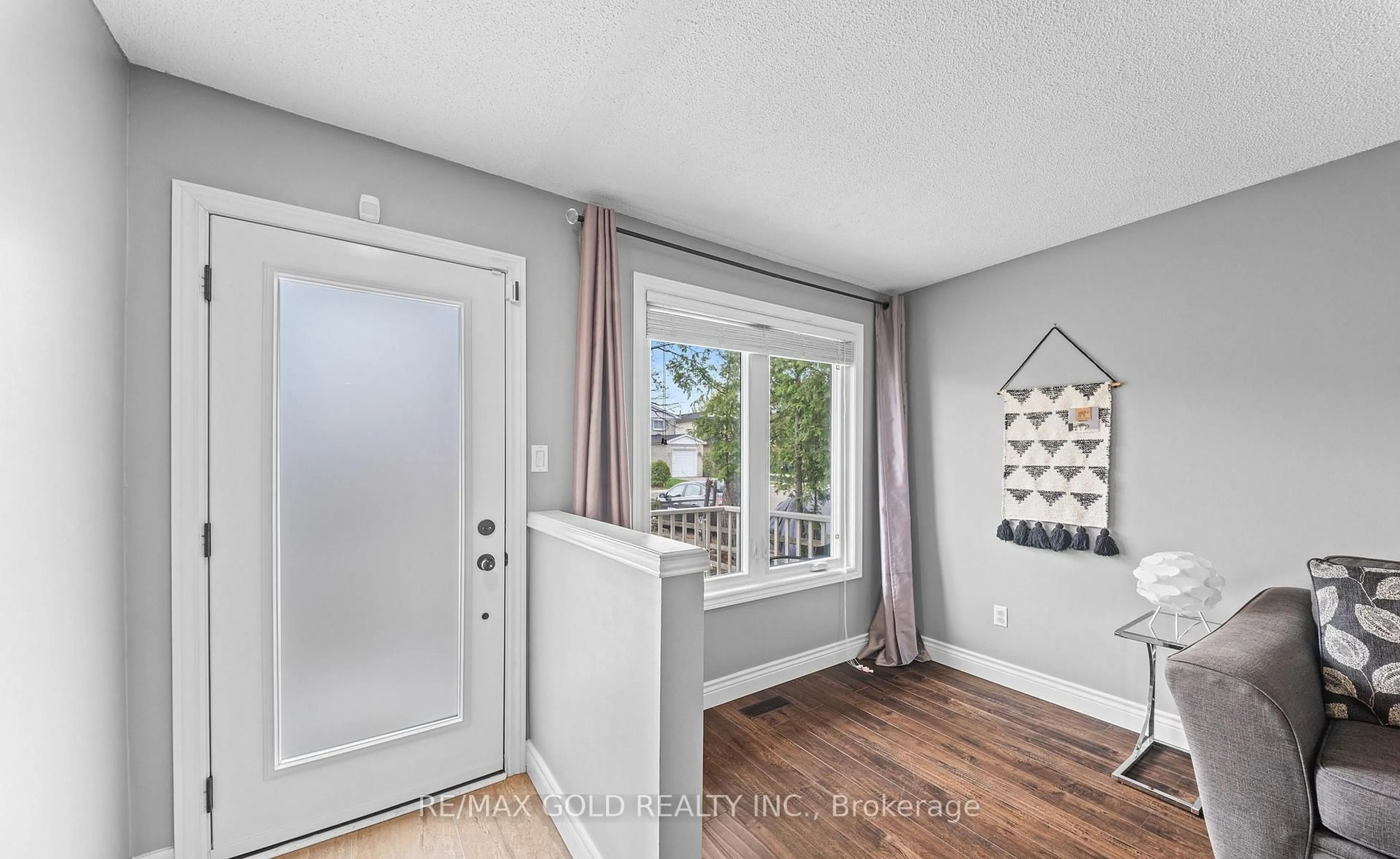 Indoor entryway for 128 Martindale Cres, Brampton Ontario L6X 2V1