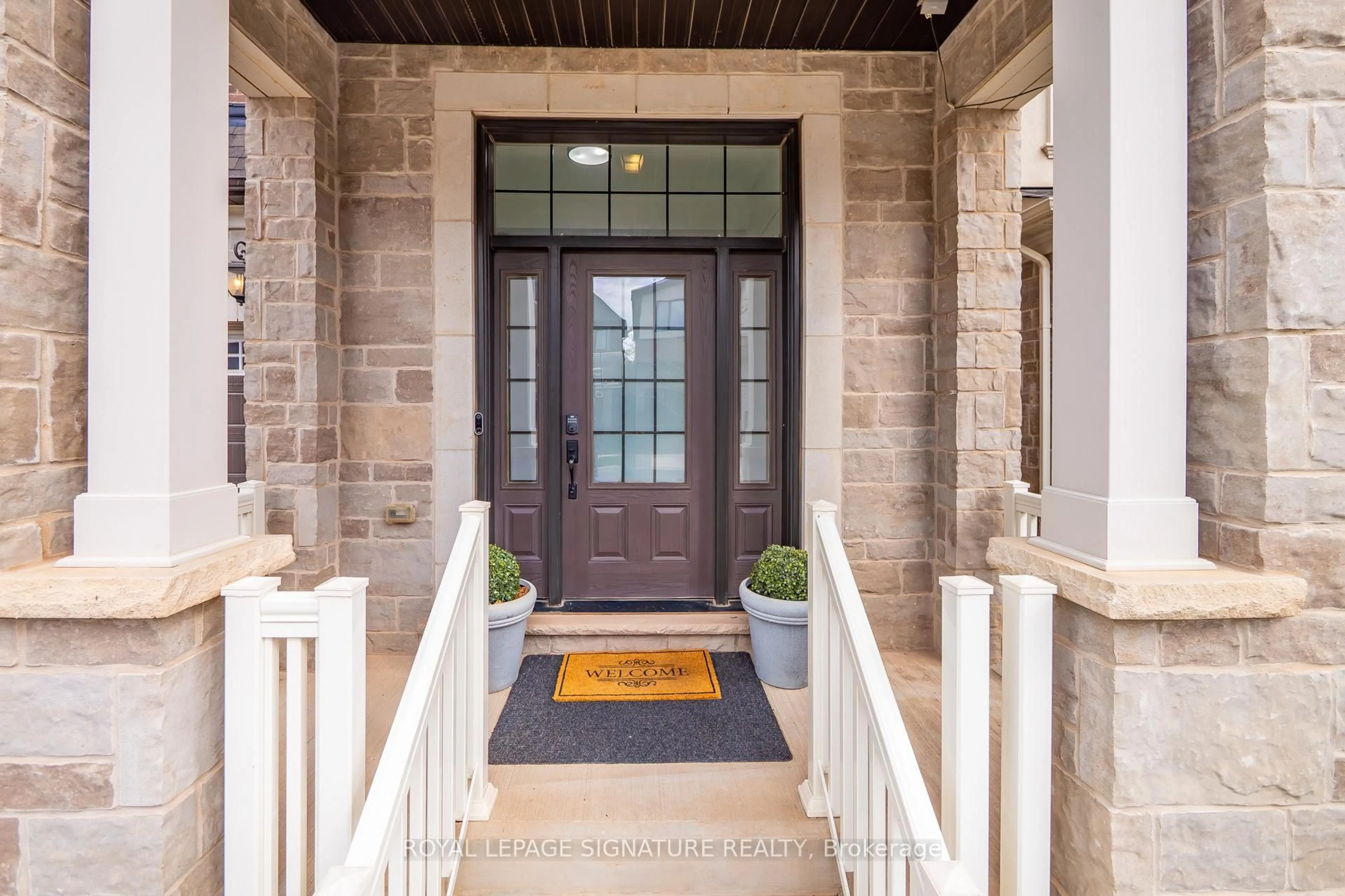 Indoor entryway for 1493 Ford Strathy Cres, Oakville Ontario L6H 3W9
