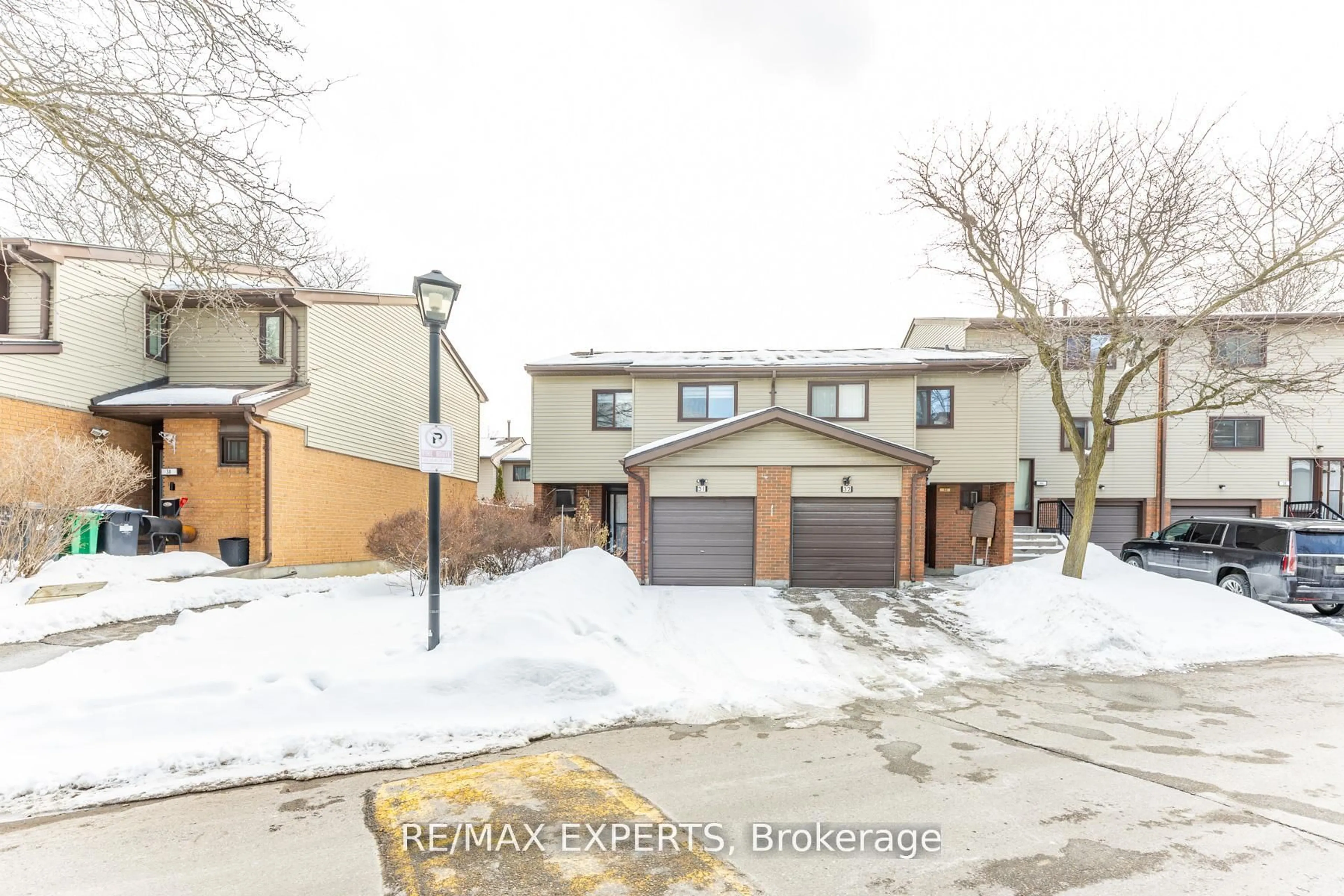A pic from outside/outdoor area/front of a property/back of a property/a pic from drone, street for 31 Carleton Pl, Brampton Ontario L6T 3Z4