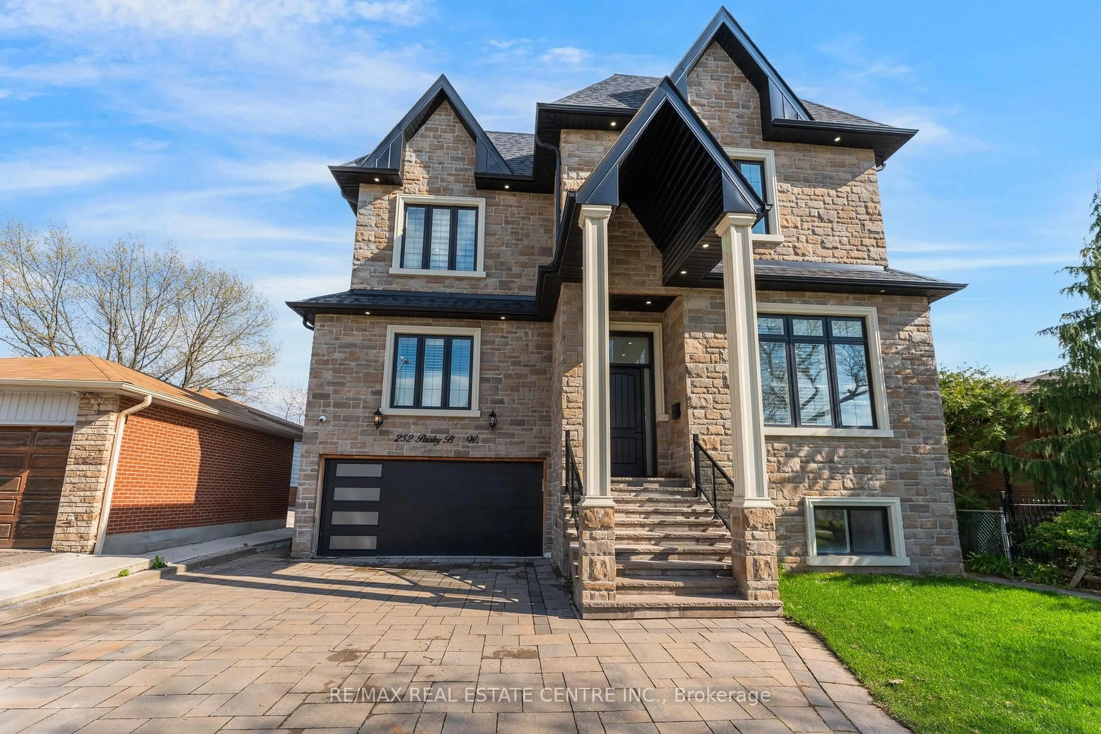 Home with brick exterior material, street for 252 Paisley Blvd, Mississauga Ontario L5B 2A4