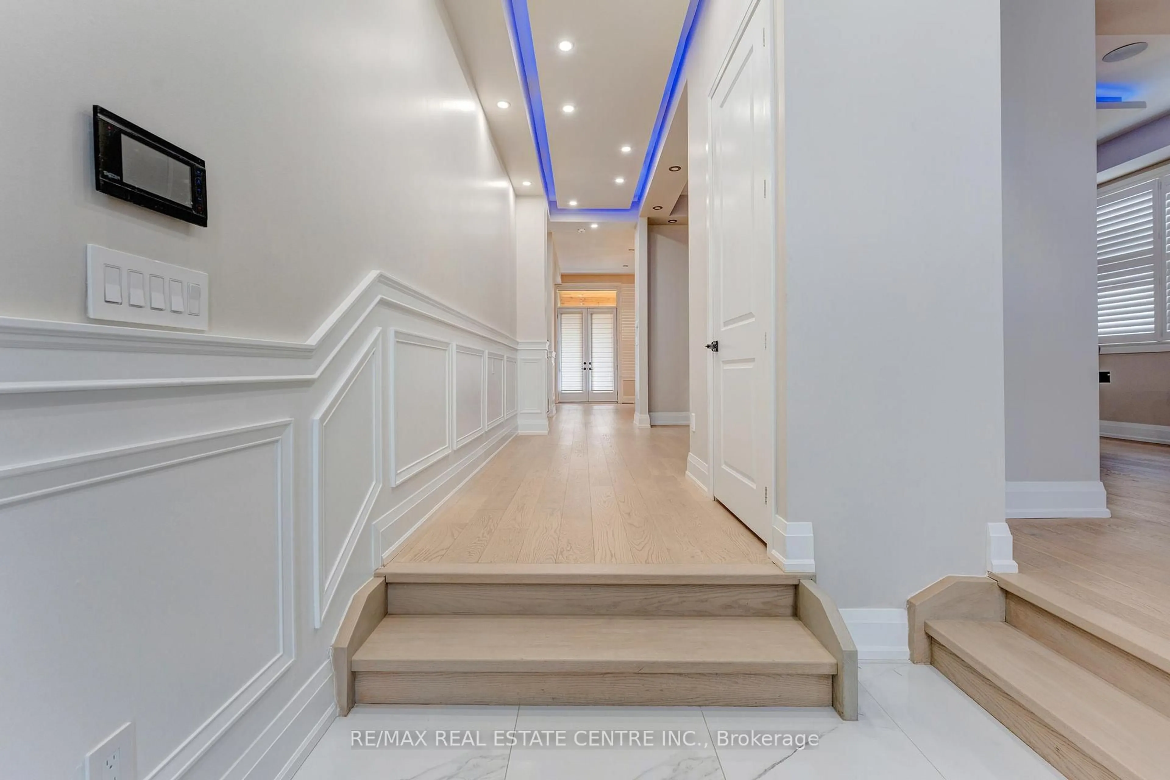 Indoor foyer for 252 Paisley Blvd, Mississauga Ontario L5B 2A4