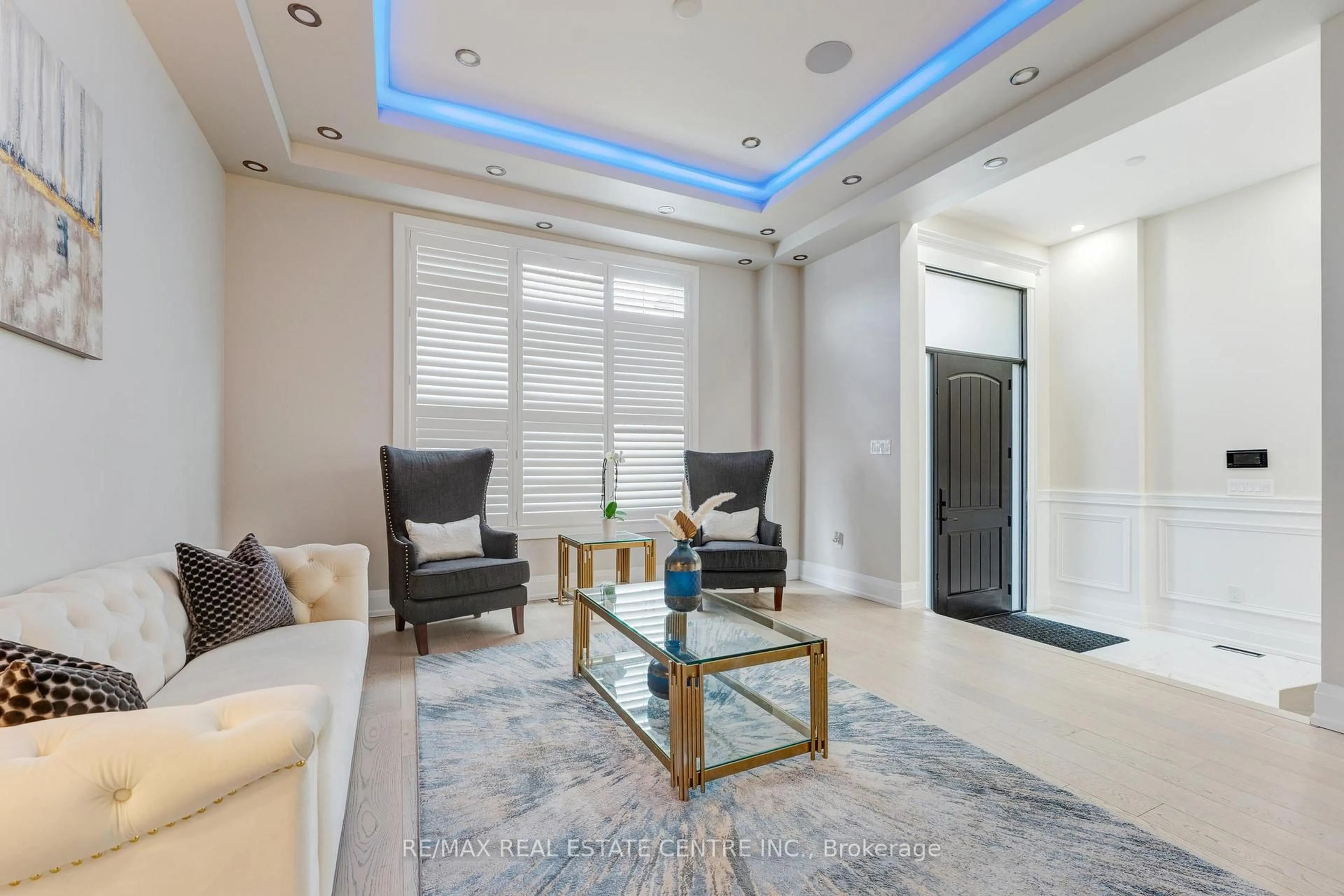 Living room with furniture, unknown for 252 Paisley Blvd, Mississauga Ontario L5B 2A4