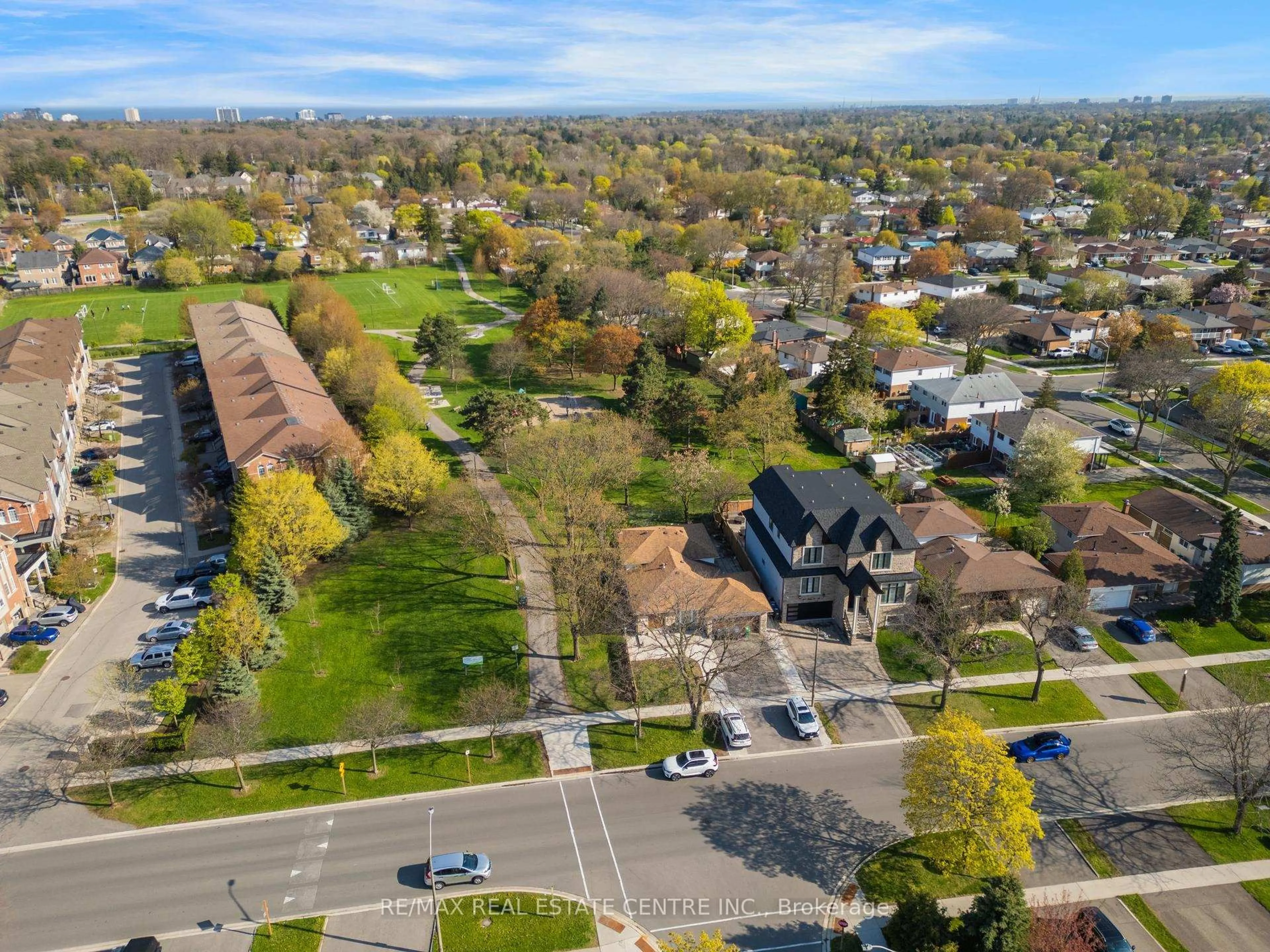 A pic from outside/outdoor area/front of a property/back of a property/a pic from drone, street for 252 Paisley Blvd, Mississauga Ontario L5B 2A4