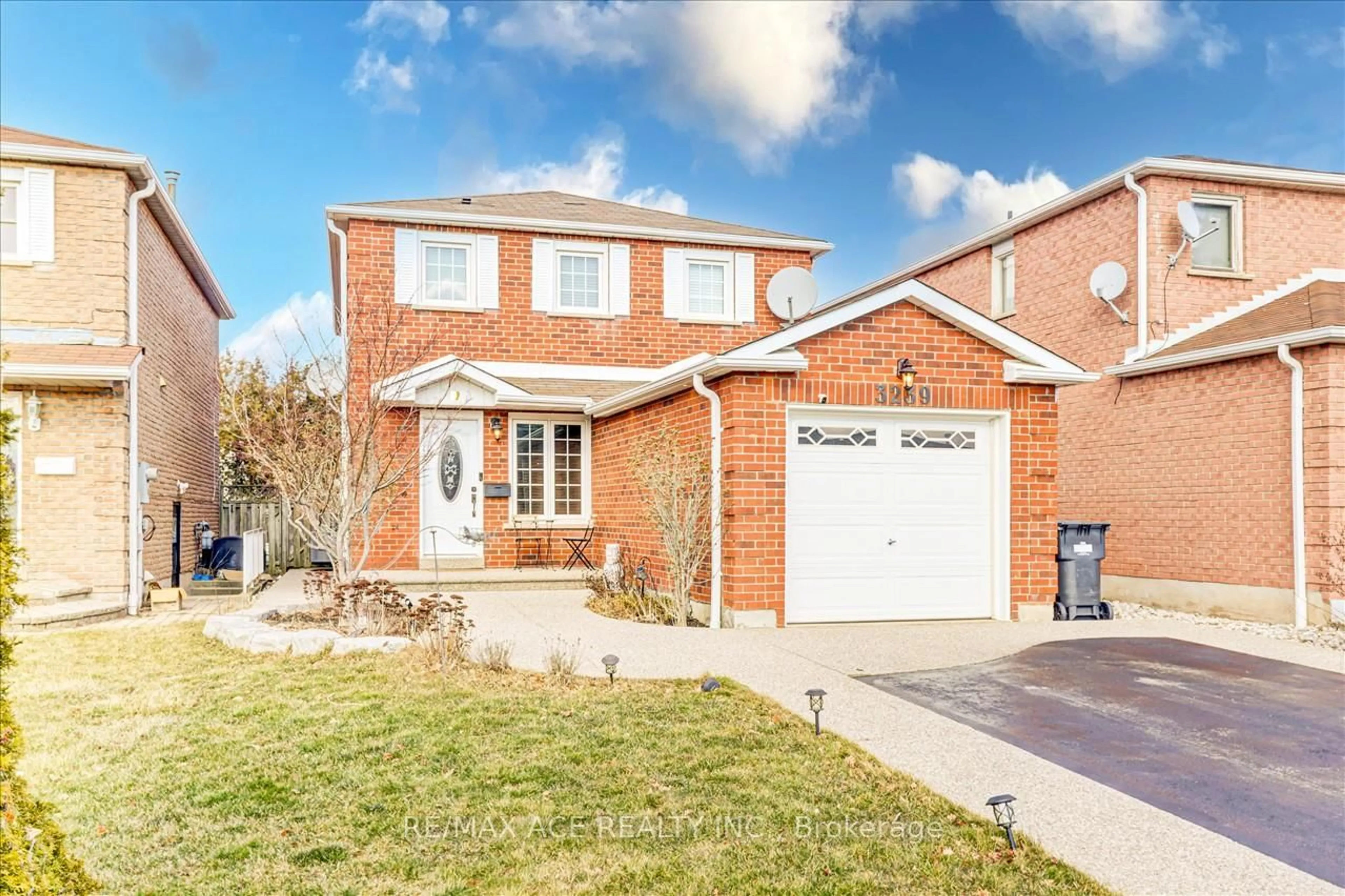 Home with brick exterior material, street for 3239 Valcourt Cres, Mississauga Ontario L5L 5G9